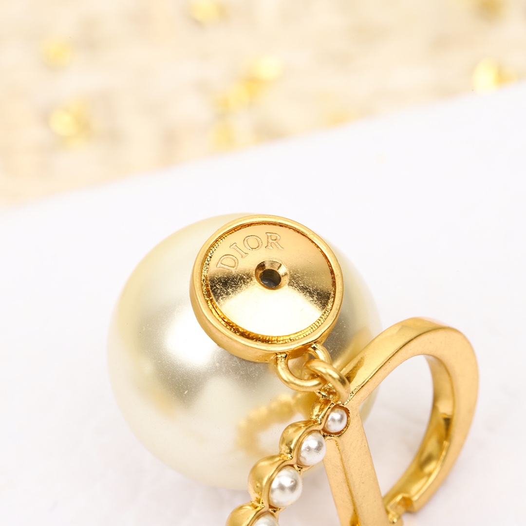 Dior Pearl CD Earrings - Elegant and Timeless Jewelry for Women 5 i1733333840 7805 2