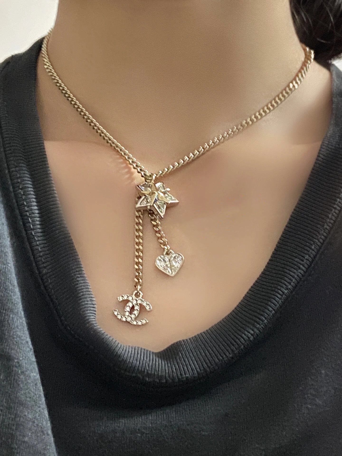 官网5800量大咨询客Fu香23s星星爱心项链完全长在我的审美上这一季的神仙项链融合了香家的星星爱心双c