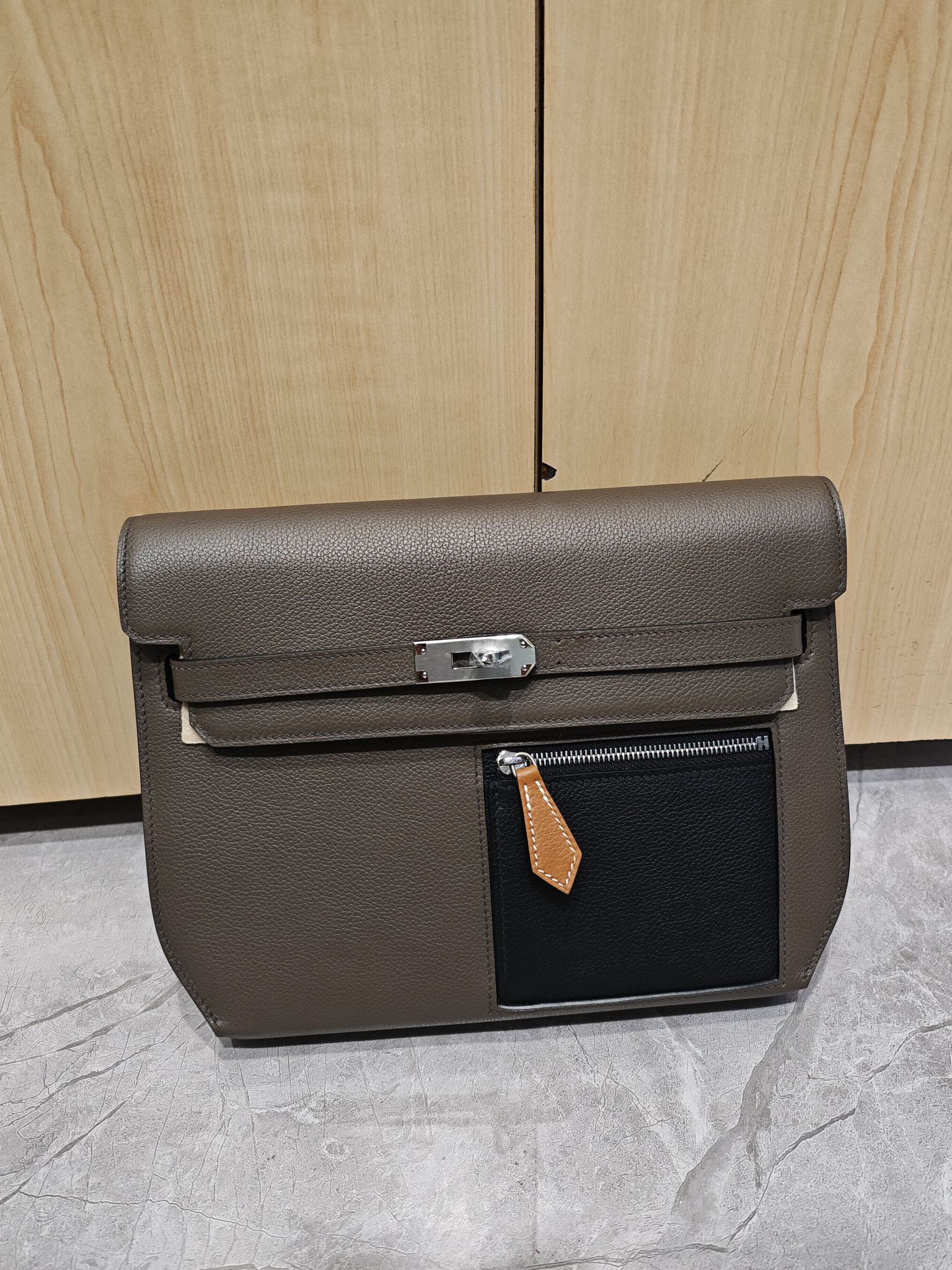 Hermès HERMES Original palm print cowhide imported from France Size 25 C M Can be held in hand or carried on the back [smile]
