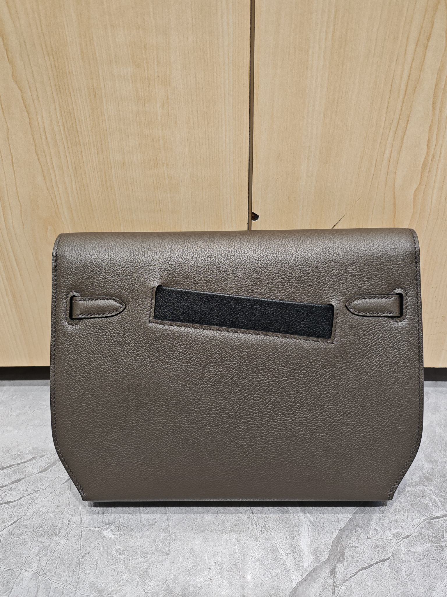 Hermès HERMES Original palm print cowhide imported from France Size 25 C M Can be held in hand or carried on the back [smile]