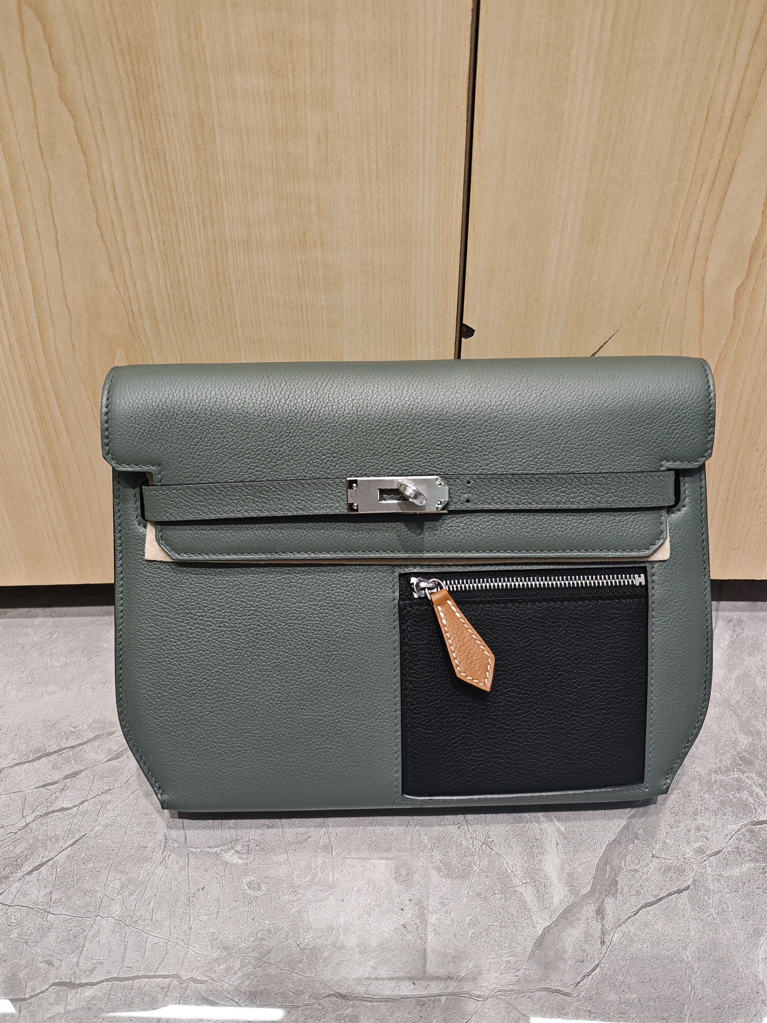 Hermès HERMES Original palm print cowhide imported from France Size 25 C M Can be held in hand or carried on the back [smile]