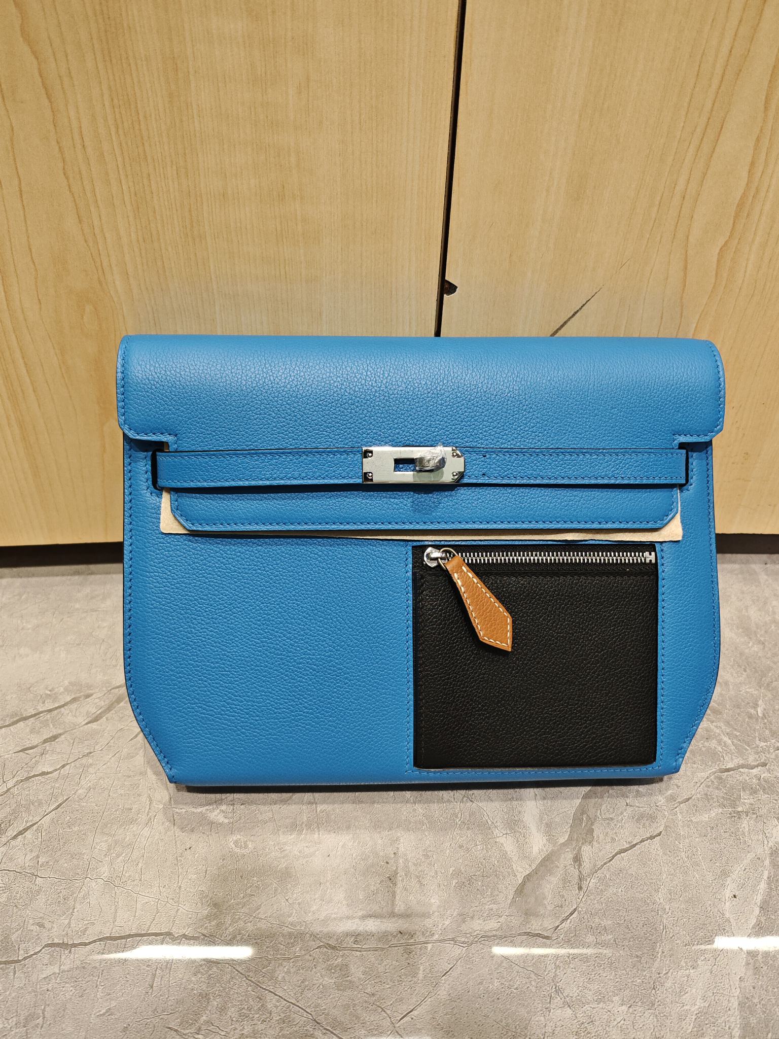 Hermès HERMES Original palm print cowhide imported from France Size 25 C M Can be held in hand or carried on the back [smile]