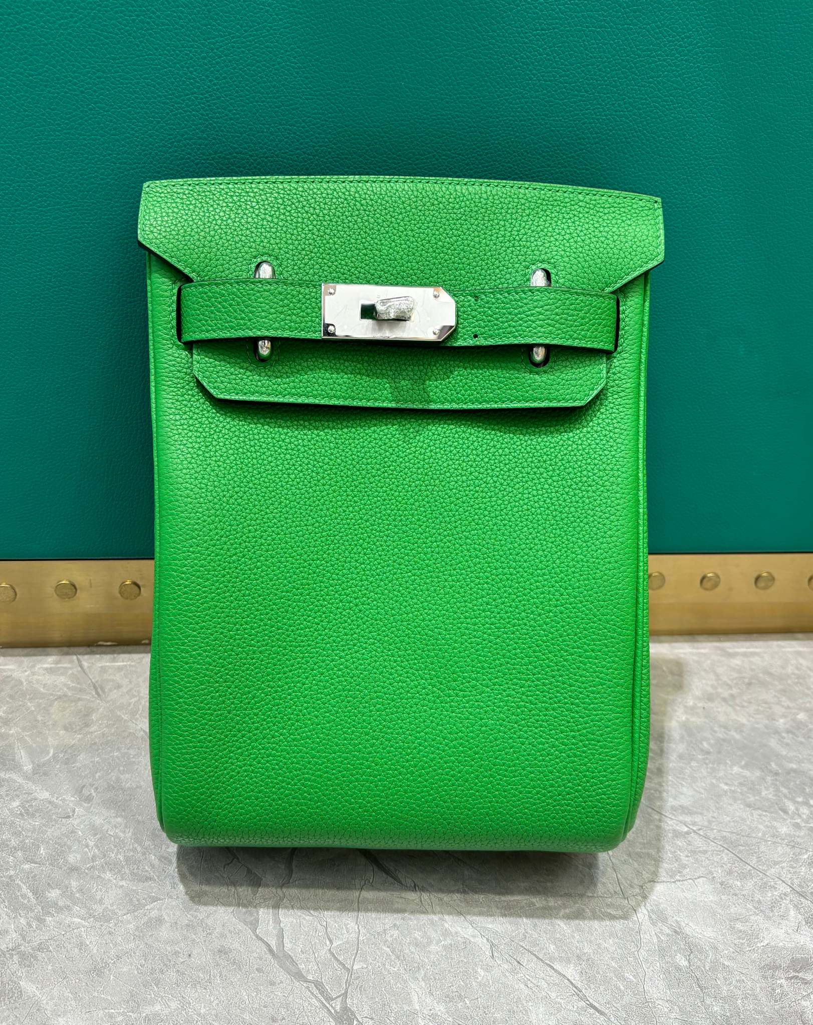 NO:698654,Hac chest bag for men 18cm Original imported Togo leather [bamboo green] silver buckle Unisex model Counter synchronization Handmade wax thread sewing Pure steel hardware Ready in stock, Hermes, Hermes,19860909男士专用 Hac 胸包 18cm 原厂进口Togo皮【竹子绿】银扣 男女通用款 专柜同步 手工蜡线缝制 纯钢五金 现货,爱马仕,hermes,Hermes,,Bag