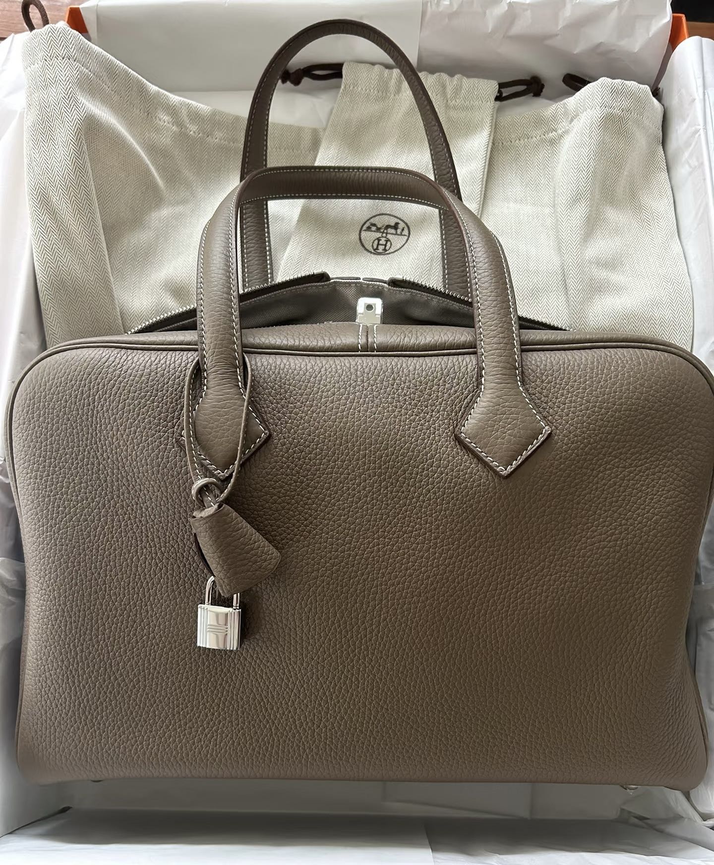 Hermès Hermes Victoria35 elephant gray TC silver buckle, low-key luxury