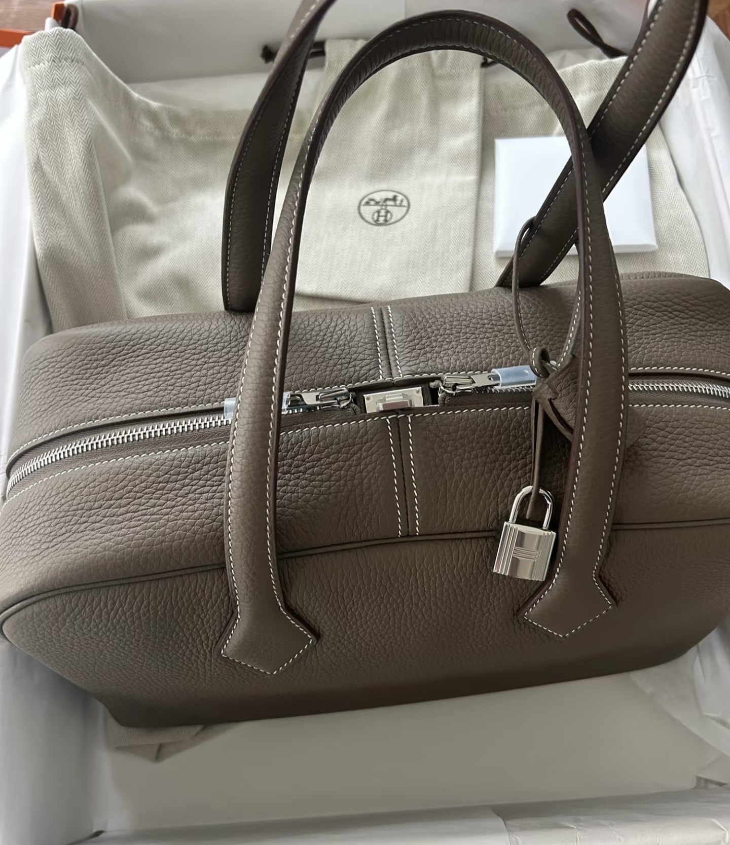 Hermès Hermes Victoria35 elephant gray TC silver buckle, low-key luxury