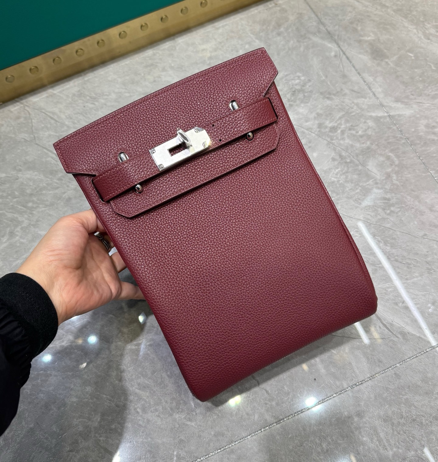 NO:698659,Hac chest bag for men 18cm Original imported Togo leather [burgundy] silver buckle Unisex model Counter synchronization Handmade wax thread sewing Pure steel hardware Ready in stock, Hermes, Hermes,19860909男士专用 Hac 胸包 18cm 原厂进口Togo皮【酒红色】银扣 男女通用款 专柜同步 手工蜡线缝制 纯钢五金 现货,爱马仕,hermes,Hermes,,Bag