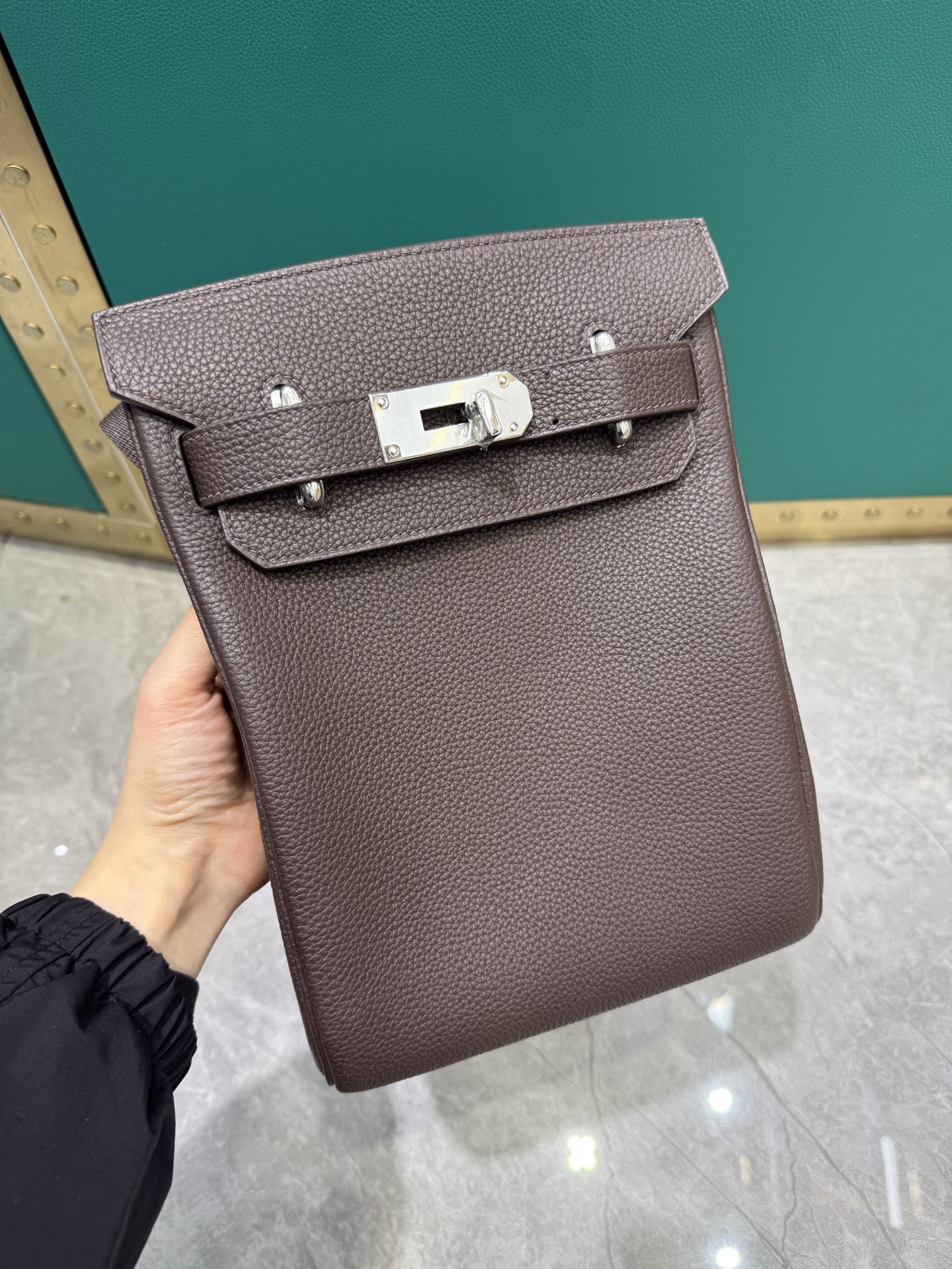NO:698656,Hac chest bag for men 18cm Original imported Togo leather [ebony color] silver buckle Unisex model Counter synchronization Handmade wax thread sewing Pure steel hardware Ready in stock, Hermes, Hermes,19860909男士专用 Hac 胸包 18cm 原厂进口Togo皮【乌木色】银扣 男女通用款 专柜同步 手工蜡线缝制 纯钢五金 现货,爱马仕,hermes,Hermes,,Bag