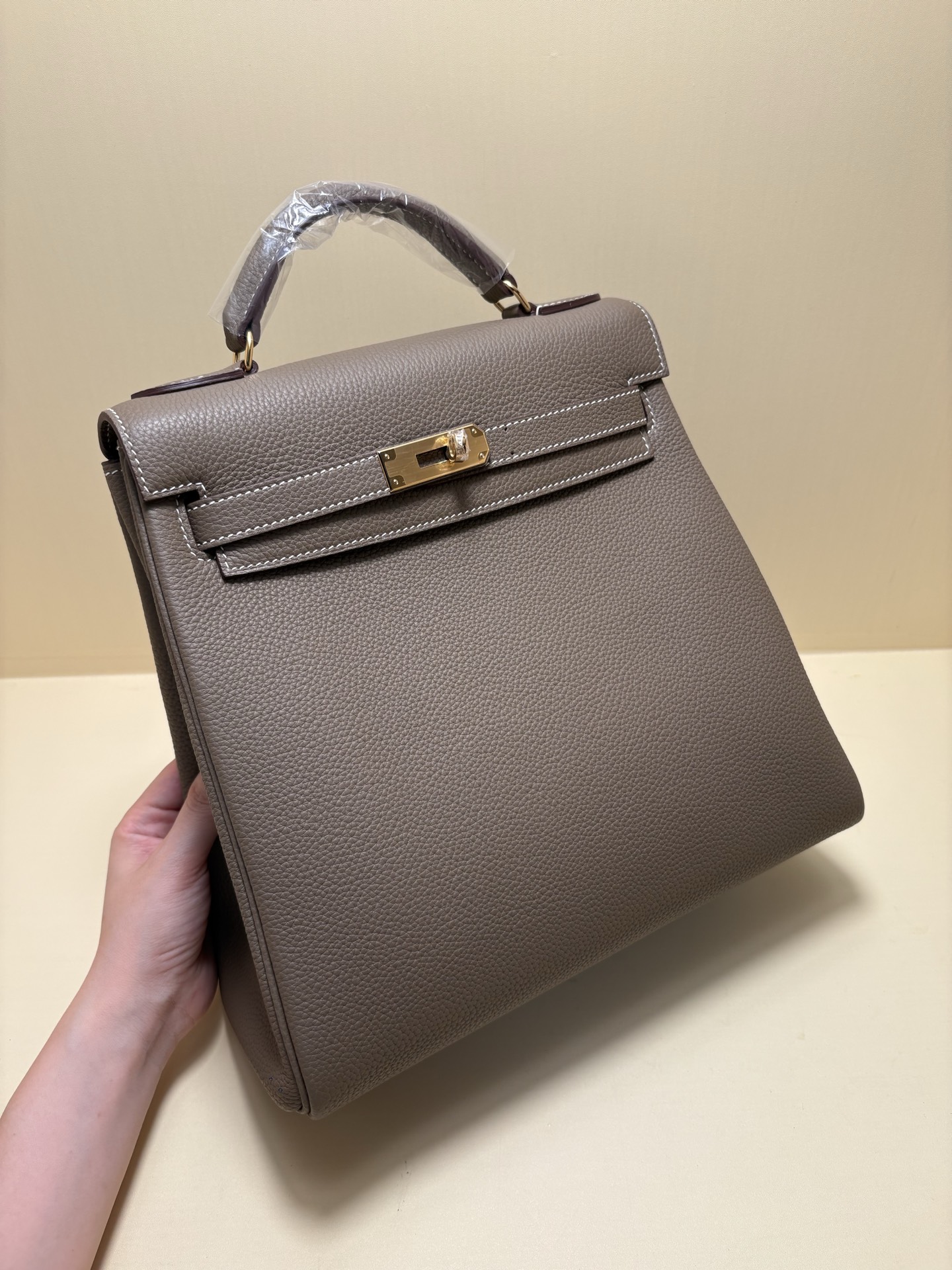 Hermès Kellyado Backpack with Adjustable Straps - 29 x 26 x 13 cm 2 i1746250972761 9751 0 0