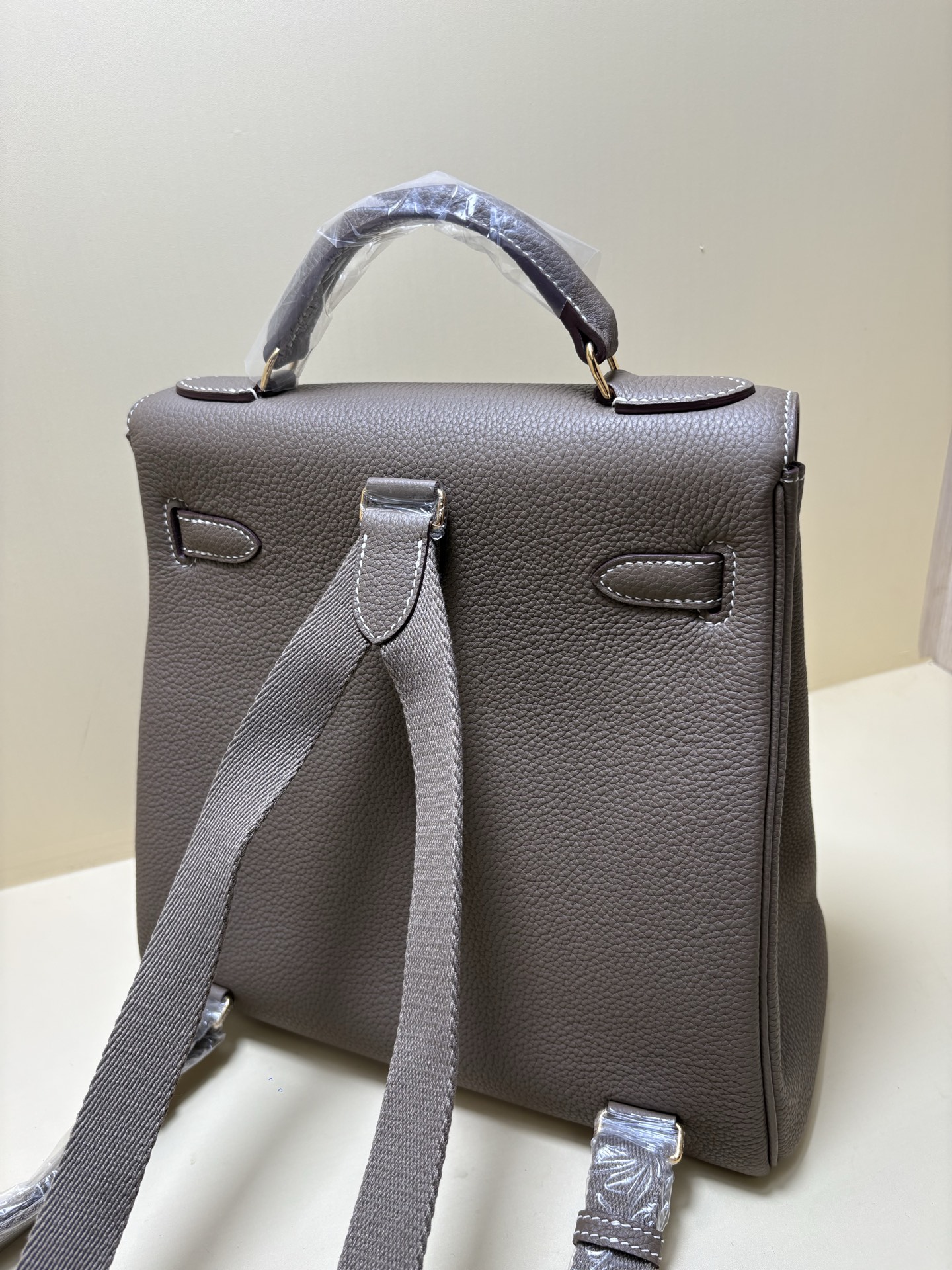 Hermès Kellyado Backpack with Adjustable Straps - 29 x 26 x 13 cm 4 i1746250972813 2483 0 2