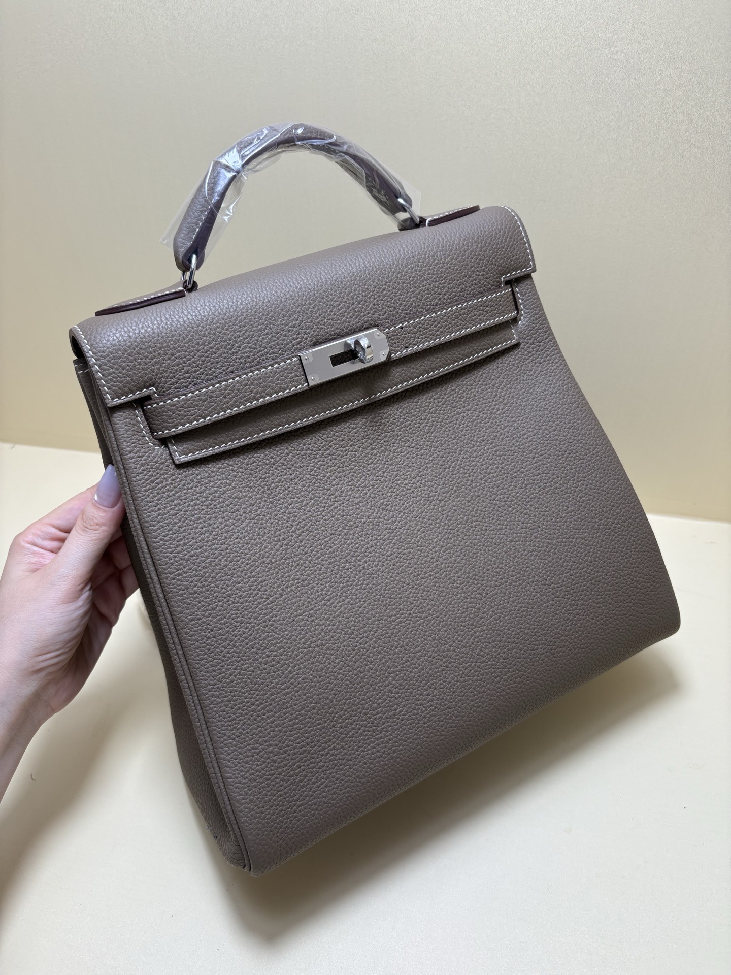 Hermès Kellyado Rugzak Taupe Leer Verstelbare Band - 29x26x13 cm