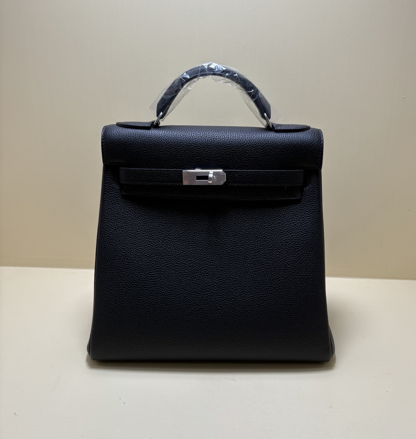 Elegante Mochila Kellyado Hermess en Piel Negra con Correa Ajustable