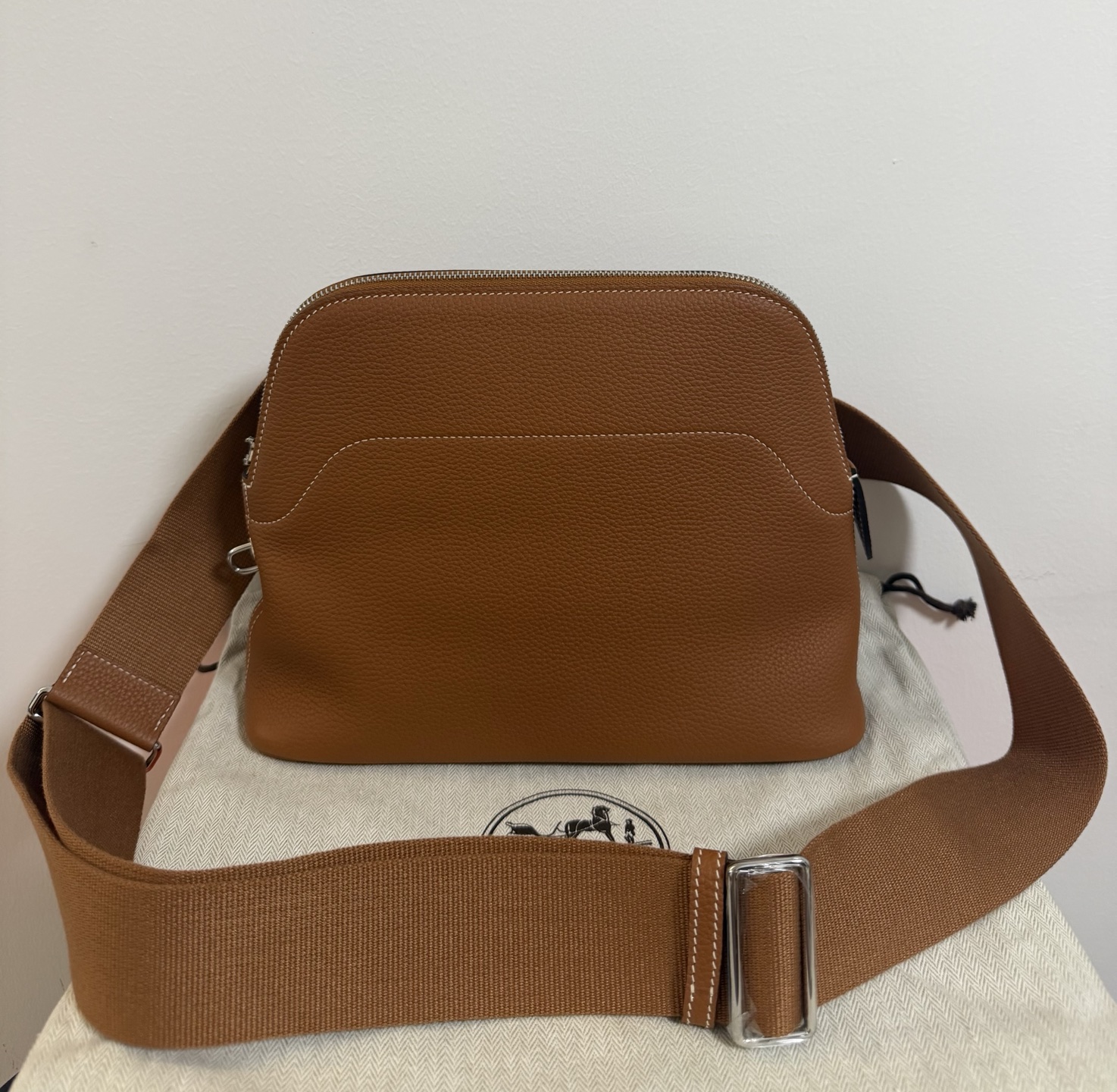 NO:700494,New product Bolide Messenger messenger bag/bowling ball for men 26.5cm Original imported Togo leather [golden brown] silver buckle Unisex model Limited edition Counter synchronization Handmade wax thread sewing Pure steel hardware Ready in stock, Hermes, Hermes,19860909新品 男士专用 Bolide Messenger 信差包/保龄球 26.5cm 原厂进口Togo皮【金棕】银扣 男女通用款 限量版 专柜同步 手工蜡线缝制 纯钢五金 现货,爱马仕,hermes,Hermes,,Bag