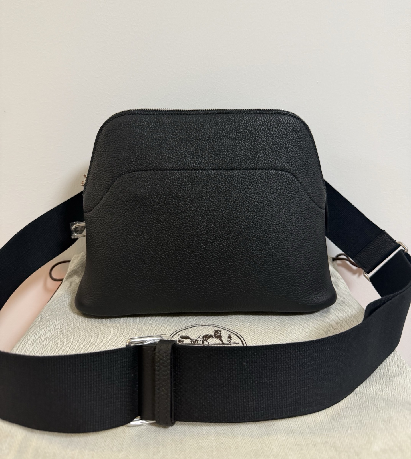 NO:700499,New product Bolide Messenger messenger bag/bowling ball for men 26.5cm Original imported Togo leather [black] silver buckle Unisex model Limited edition Counter synchronization Handmade wax thread sewing Pure steel hardware Ready in stock, Hermes, Hermes,19860909新品 男士专用 Bolide Messenger 信差包/保龄球 26.5cm 原厂进口Togo皮【黑色】银扣 男女通用款 限量版 专柜同步 手工蜡线缝制 纯钢五金 现货,爱马仕,hermes,Hermes,,Bag