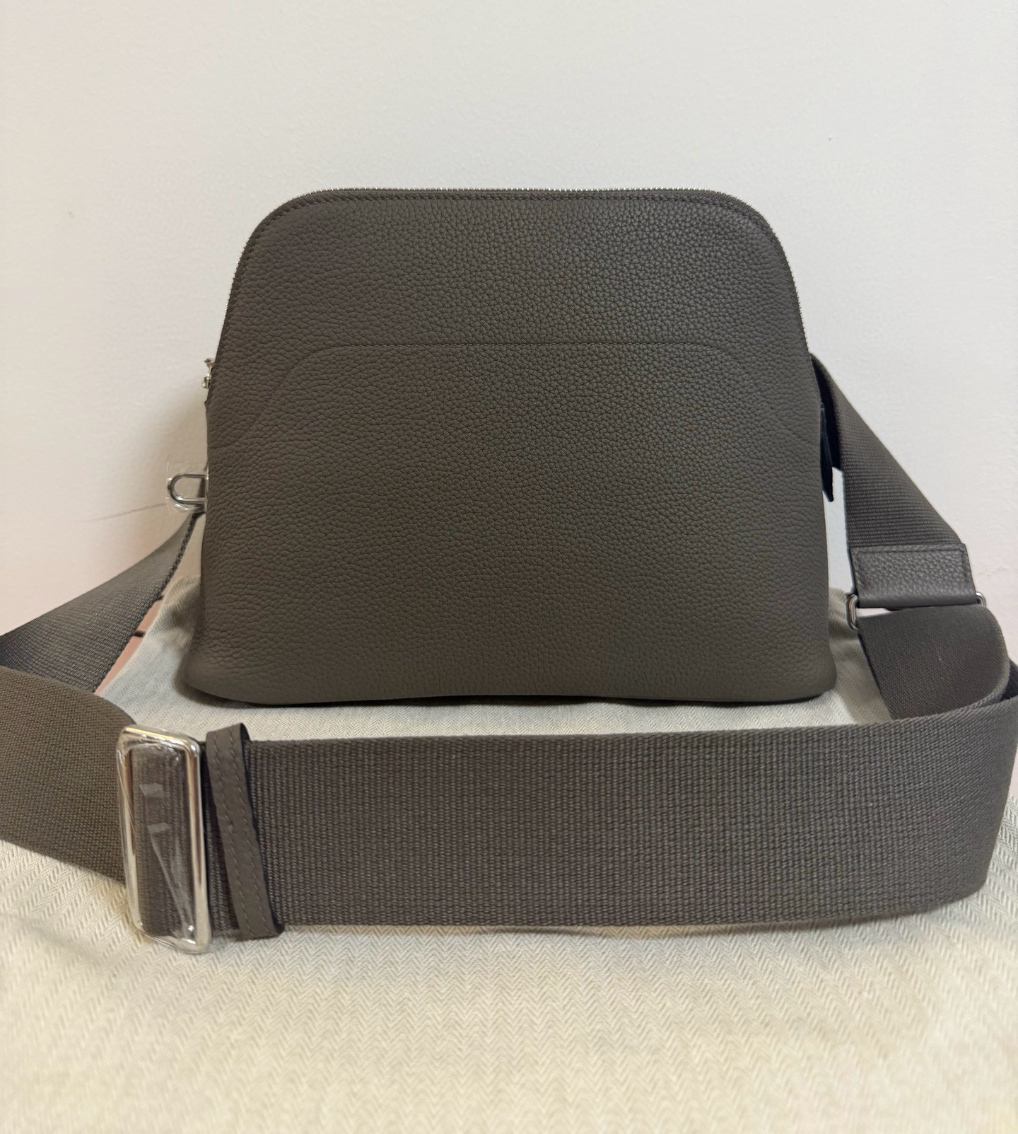 NO:700489,New product Bolide Messenger messenger bag/bowling ball for men 26.5cm Original imported Togo leather [pewter gray] silver buckle Unisex model Limited edition Counter synchronization Handmade wax thread sewing Pure steel hardware Ready in stock, Hermes, Hermes,19860909新品 男士专用 Bolide Messenger 信差包/保龄球 26.5cm 原厂进口Togo皮【锡器灰】银扣 男女通用款 限量版 专柜同步 手工蜡线缝制 纯钢五金 现货,爱马仕,hermes,Hermes,,Bag