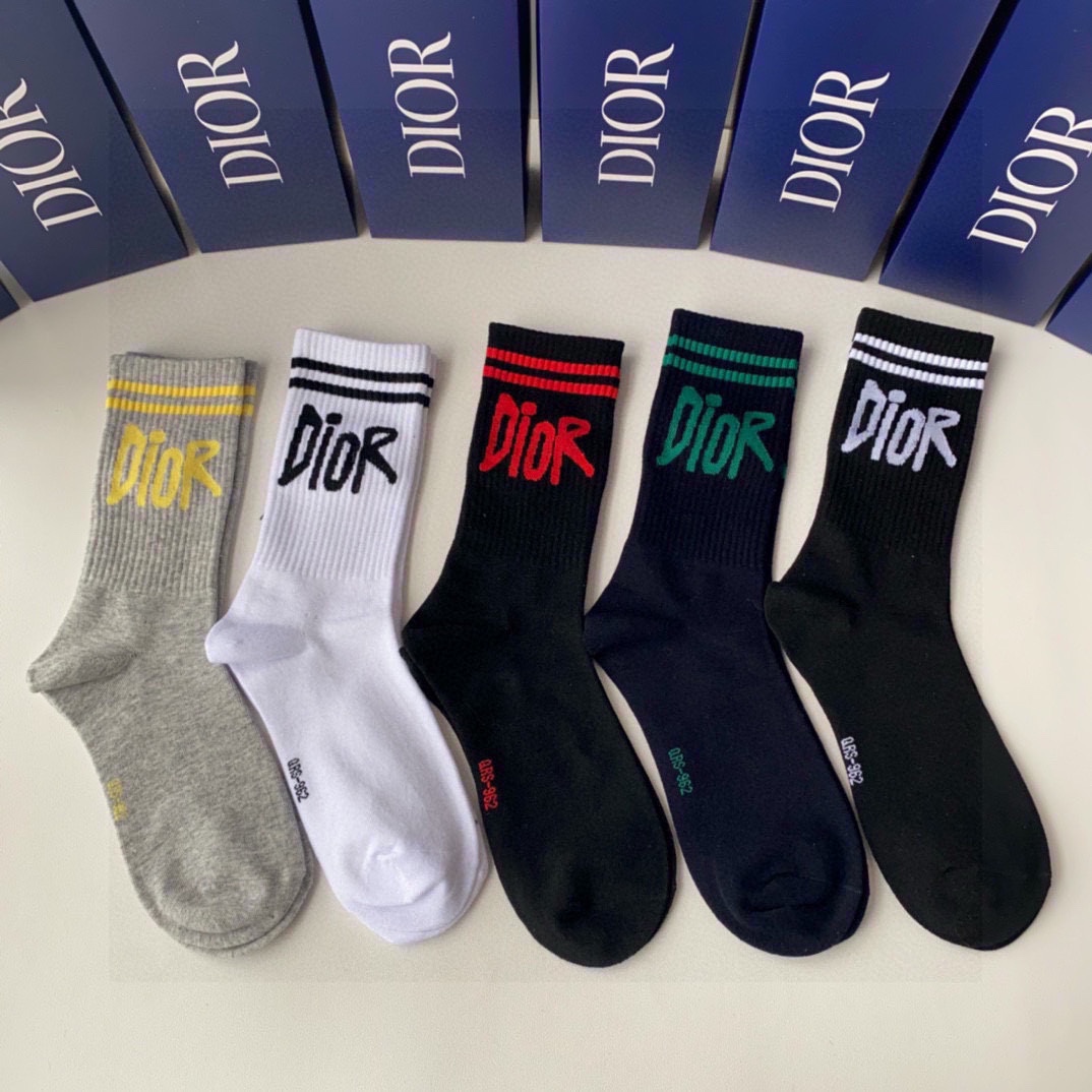  💛配专柜包装
DIOR（迪奥）新款中长筒堆堆袜袜子！一盒五双，专柜同步筒袜袜子，大牌出街，潮人必备。超