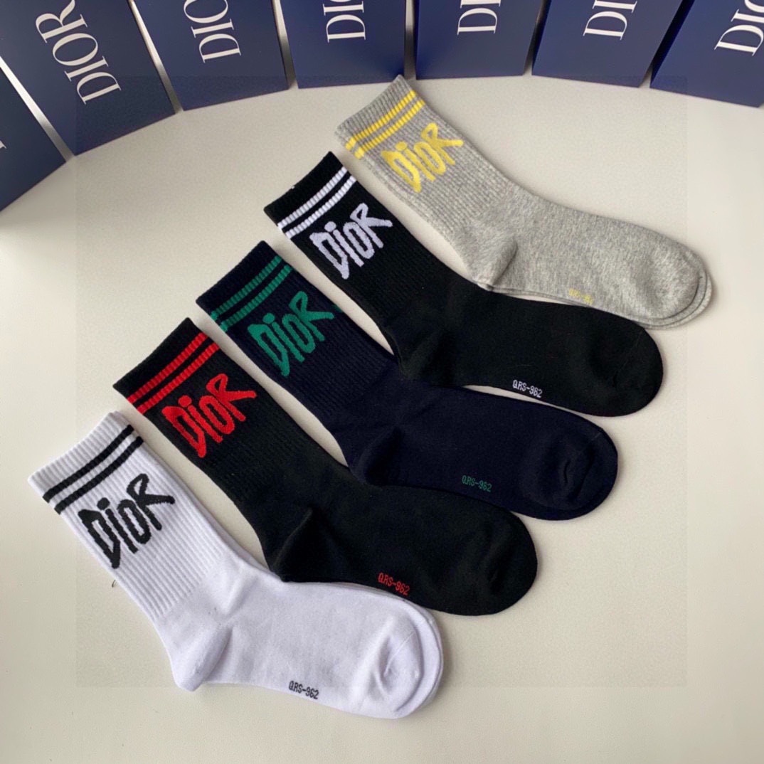  💛配专柜包装
DIOR（迪奥）新款中长筒堆堆袜袜子！一盒五双，专柜同步筒袜袜子，大牌出街，潮人必备。超