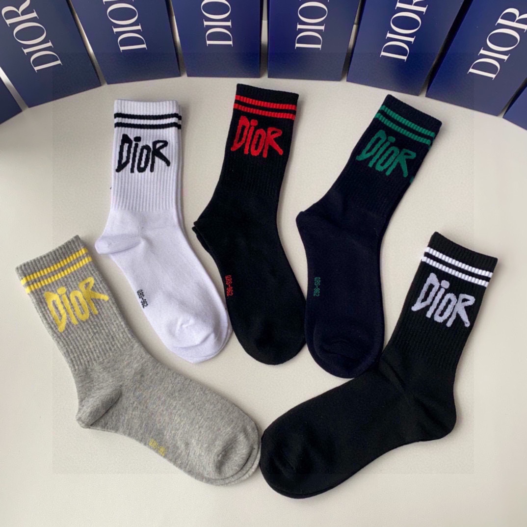  💛配专柜包装
DIOR（迪奥）新款中长筒堆堆袜袜子！一盒五双，专柜同步筒袜袜子，大牌出街，潮人必备。超