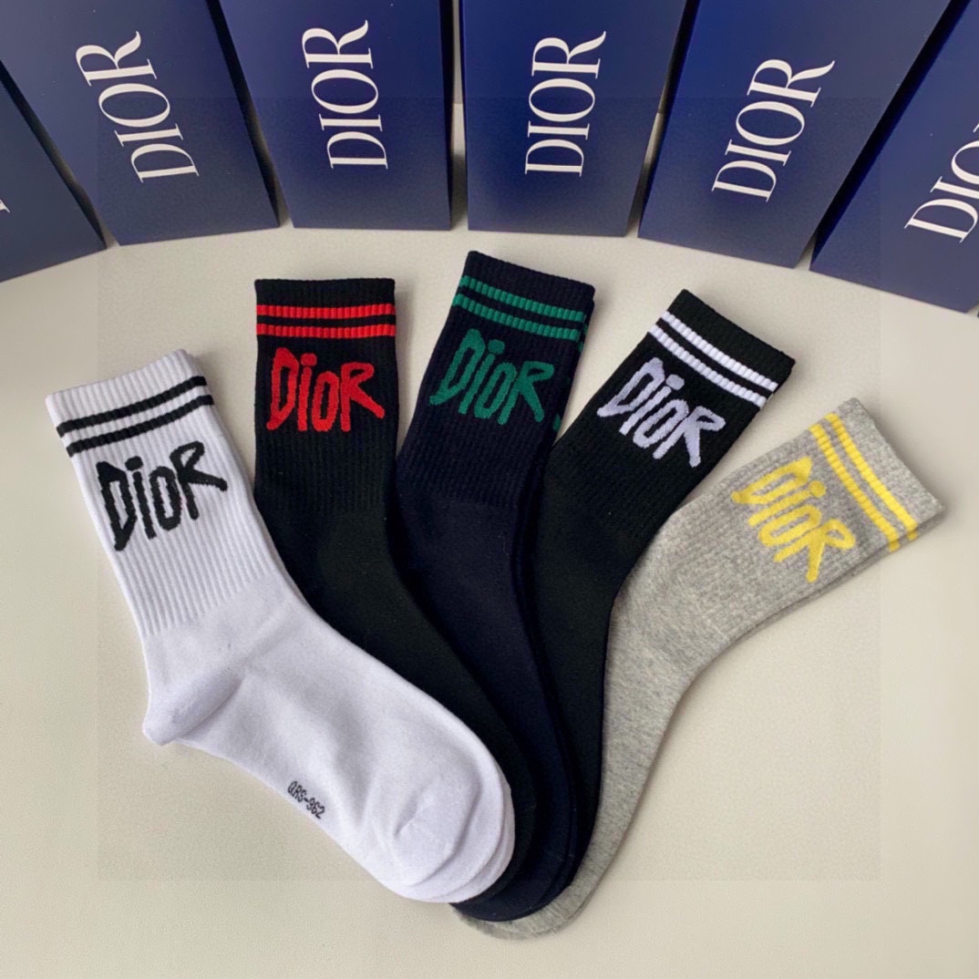  💛配专柜包装
DIOR（迪奥）新款中长筒堆堆袜袜子！一盒五双，专柜同步筒袜袜子，大牌出街，潮人必备。超