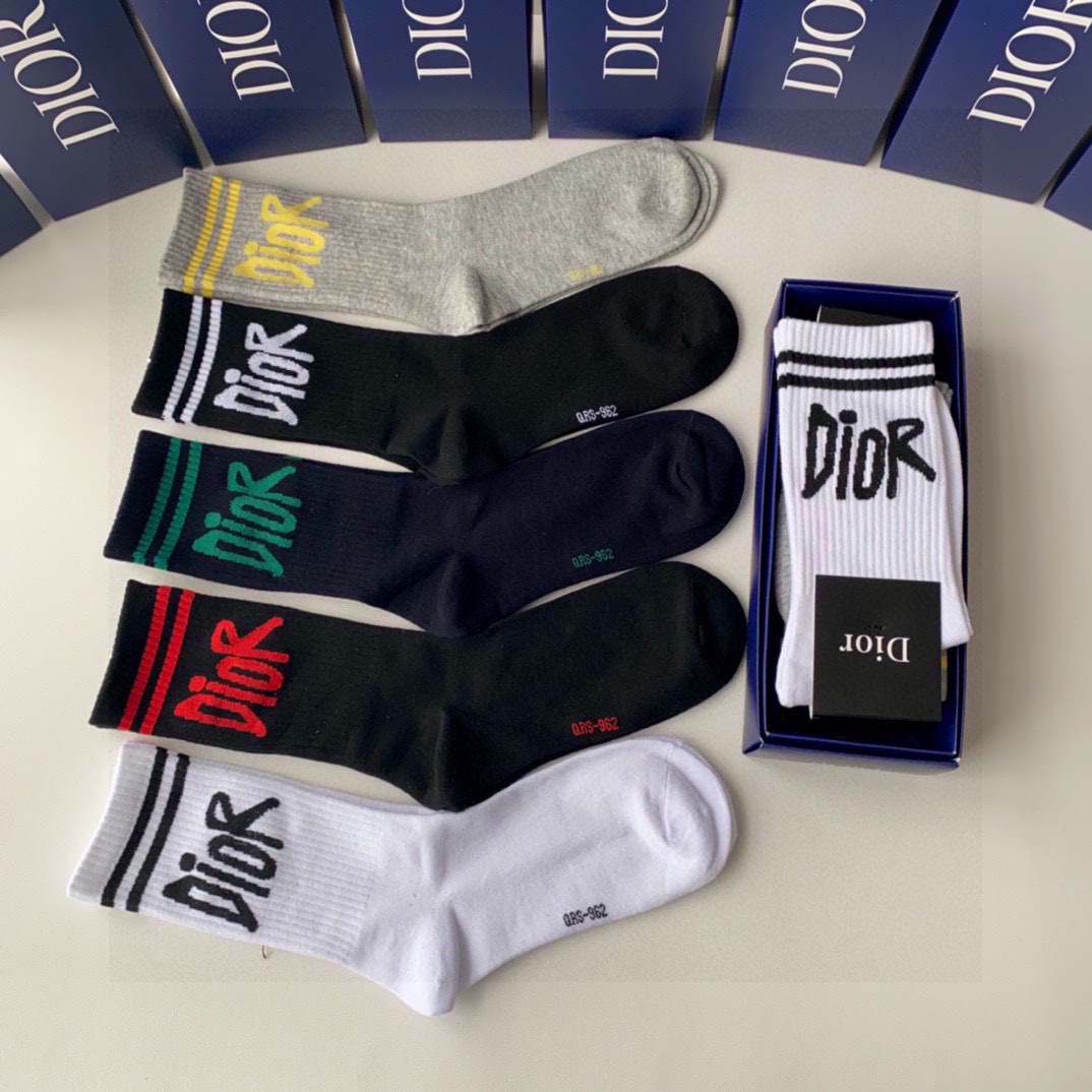  💛配专柜包装
DIOR（迪奥）新款中长筒堆堆袜袜子！一盒五双，专柜同步筒袜袜子，大牌出街，潮人必备。超