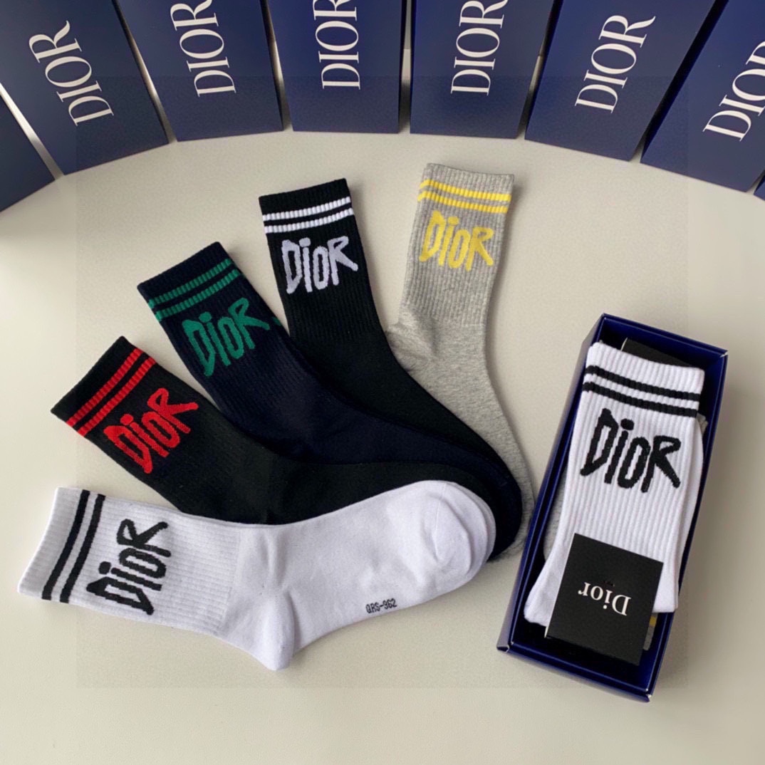  💛配专柜包装
DIOR（迪奥）新款中长筒堆堆袜袜子！一盒五双，专柜同步筒袜袜子，大牌出街，潮人必备。超
