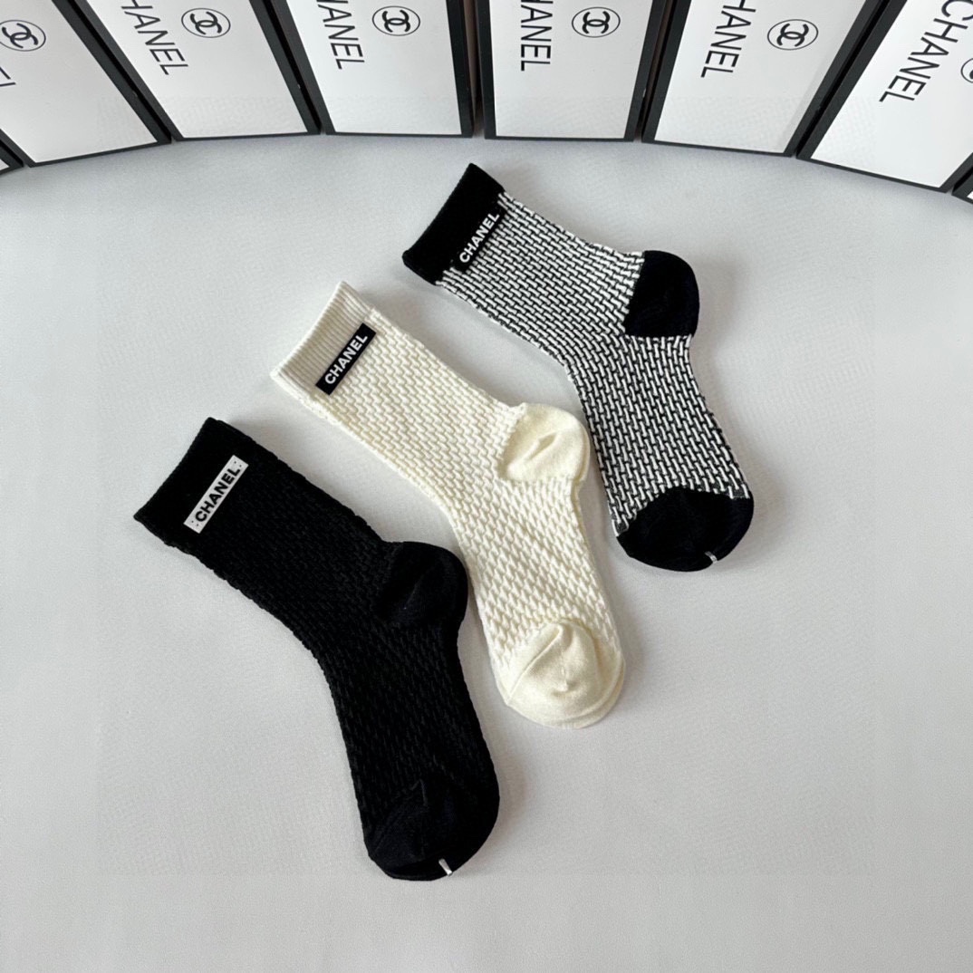 💛配包装Chanel（香奈儿）新款经典中长款饰品袜堆堆袜袜子！一盒三双， 专柜同步筒款袜子，💛大牌出街，