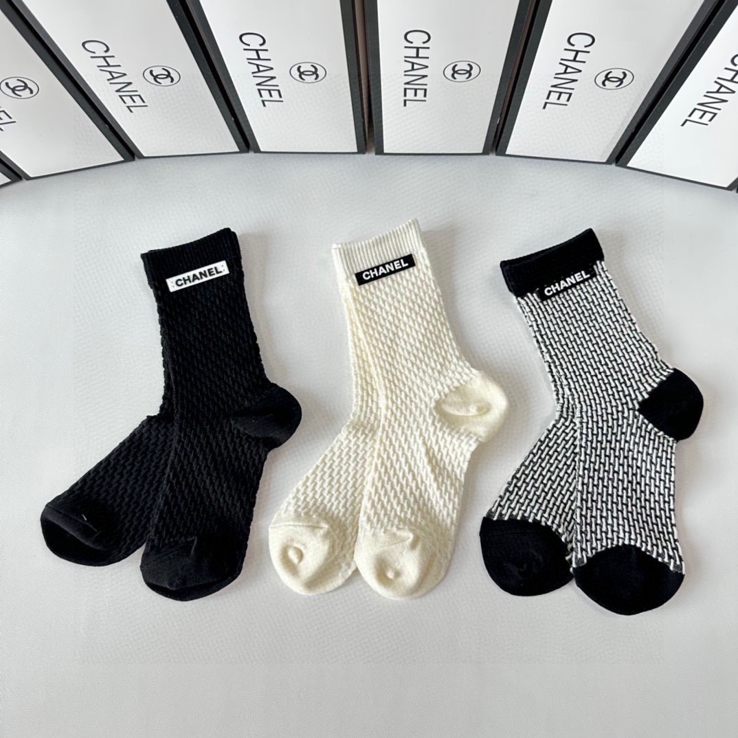 💛配包装Chanel（香奈儿）新款经典中长款饰品袜堆堆袜袜子！一盒三双， 专柜同步筒款袜子，💛大牌出街，