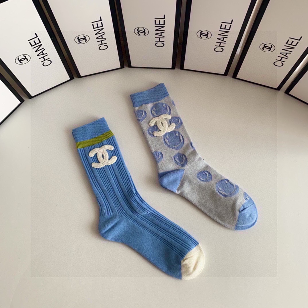 💛配专柜包装
Chanel（香奈儿）新款多巴胺羊绒堆堆袜袜子！一盒两双，专柜同步款袜子，💛大牌出街，潮人