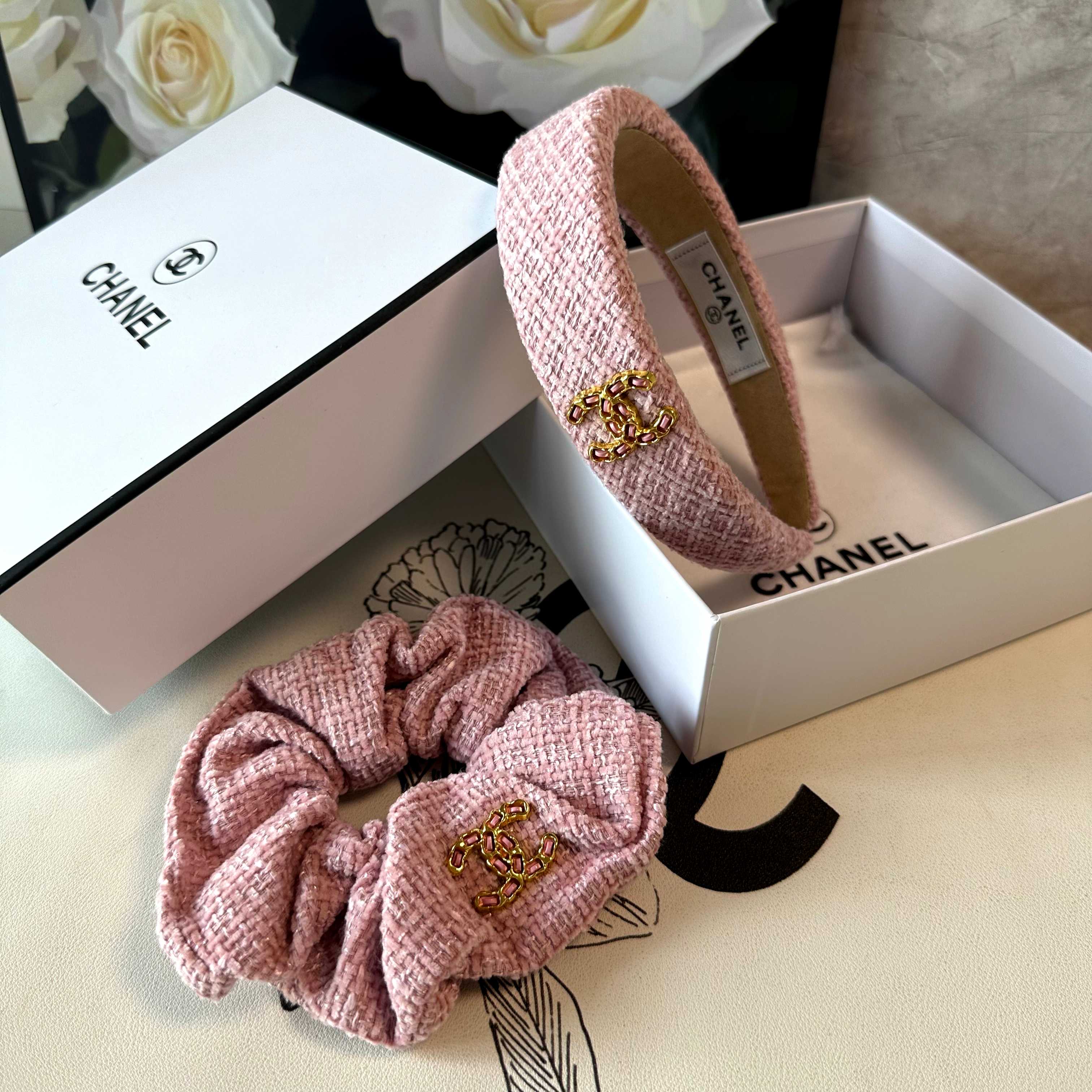 （两件套）配专柜包装 Chanel（香奈儿）最新爆款来啦✨💫小香风两件套发箍➕发圈优雅的girl值得入手
