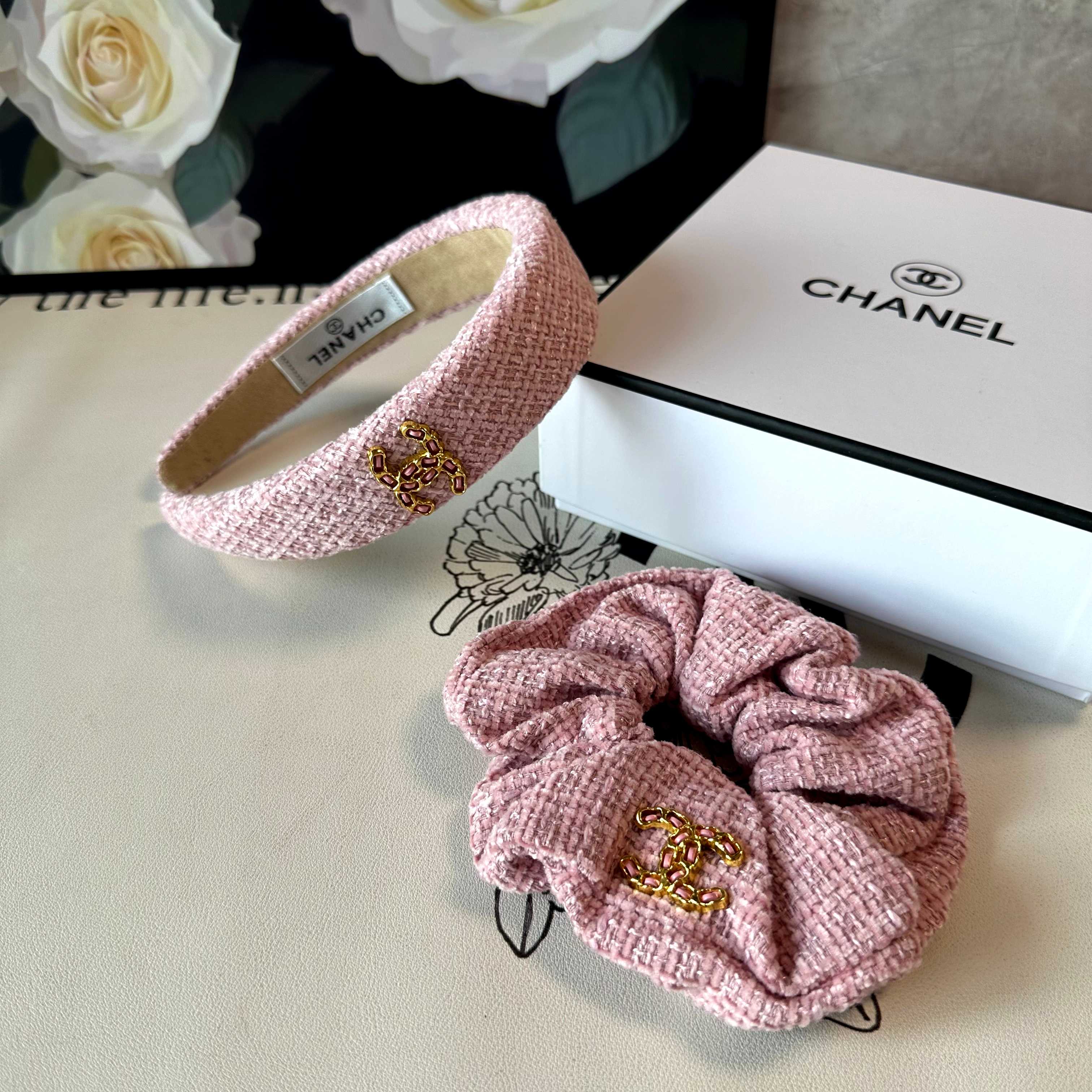 （两件套）配专柜包装 Chanel（香奈儿）最新爆款来啦✨💫小香风两件套发箍➕发圈优雅的girl值得入手