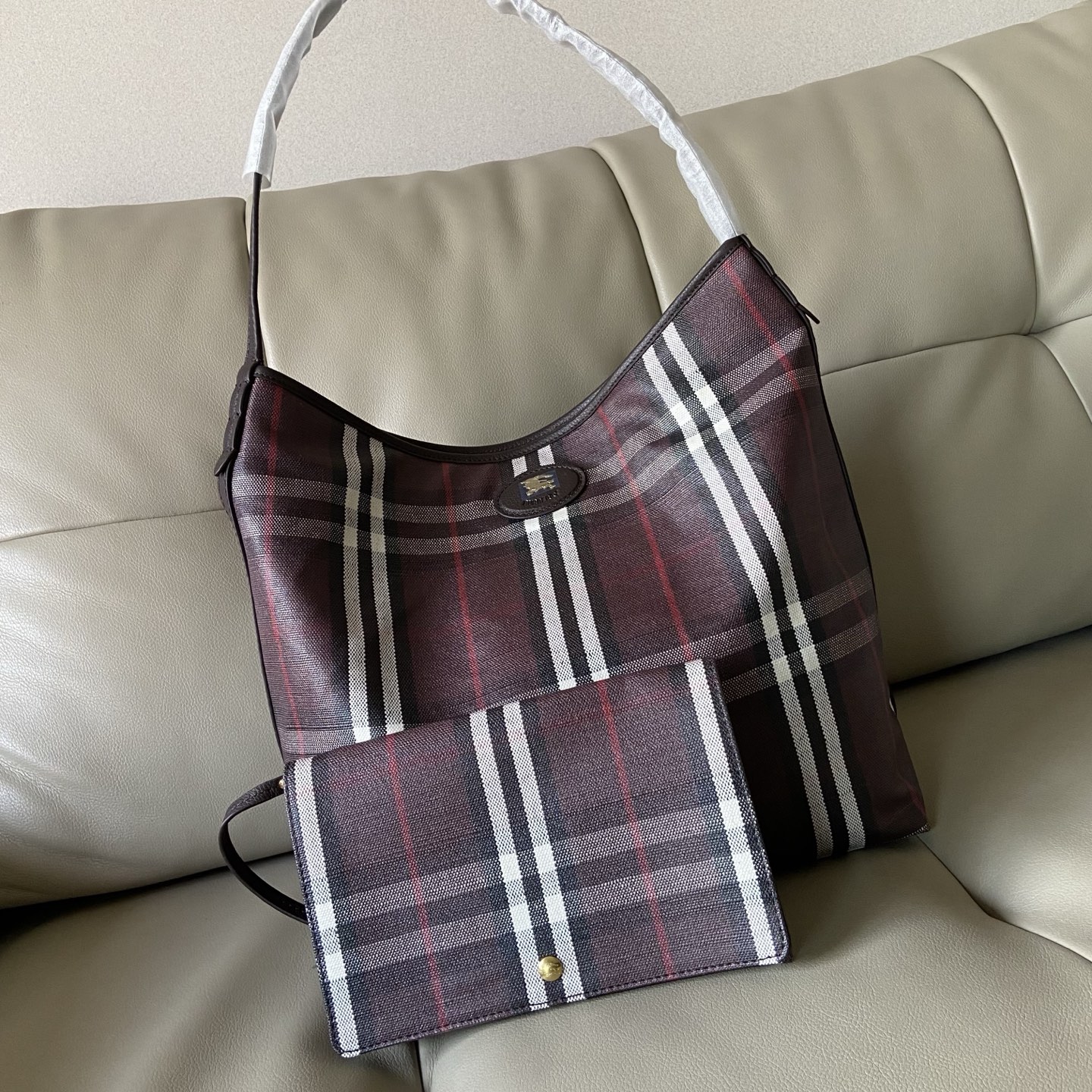 Burberry's first edition counter edition is made of cotton and linen blend fabric with smooth calfskin trim. Decorative jacquard worsted Burberry