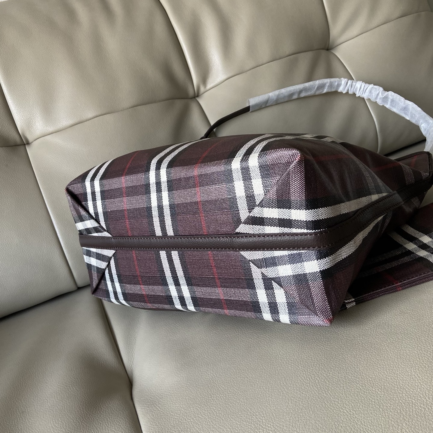 Burberry's first edition counter edition is made of cotton and linen blend fabric with smooth calfskin trim. Decorative jacquard worsted Burberry