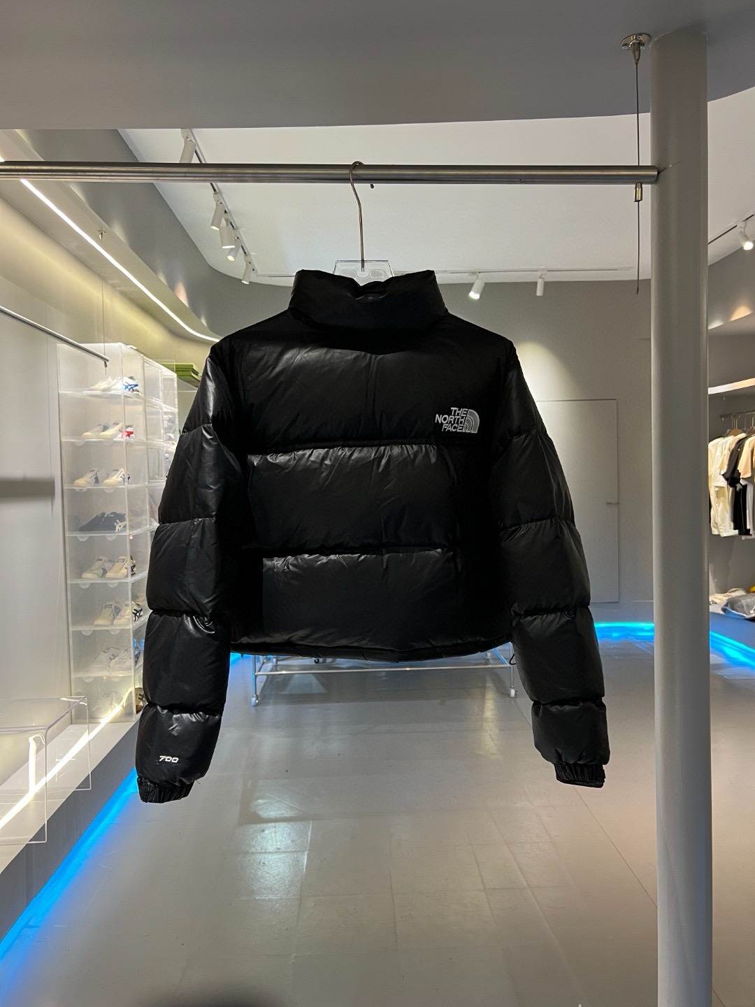 𝗧𝗵𝗲 𝗡𝗼𝗿𝘁𝗵 𝗙𝗮𝗰𝗲|北面1996 詹娜肯豆同款女士短款羽绒服(女款)
设计理念:
The North Face"的字面含义为山的最寒冷、最艰难一面。它也是The North Face"的产品能够发挥功能的地方。 The North Face。一直致力支持去发现亲近自然。赞助探险家们去征服那些遥远的,人类尚不可触及的角落。 The North Face"的标识,取自于美国Yosemite优胜美地国家公园内的半圆页山Half Dome,这也是等岩爱好者们擎爬花岗石的终极目标。
面料+特点:
✅三格采用RDS认证高品质700高蓬松鸭绒填充,保暖性能更出色,轻便不厚重,压缩后的蓬松度恢复特别好
✅ 全新进口百灵达绣花机定制万针电绣,采用进口7号针,进口绣线,保证每宇饱满、立体、清晰,可称最贵绣标!
✅拉链采用吉田YKK原厂定制,刻字清晰,质感完美顺滑,9000品质顶级ZP拉链
✅340T高端羽绒服防跑绒材料
✅高腰超短款设计,上身很精致,拒绝臃肿的冬天
✅整体成衣轻便保暖,凸显大长腿
工艺:
这款其实是Nuse 2 Vintage肯豆同款,实在是太火了,各明星网红穿搭爆款配合高腰裤显腿长 最适合女生穿搭的北面羽绒服,三格采用RDS认证高品质700高蓬松鸭绒填充,保暖性能更出色,轻便不厚重,压缩后的蓬松度恢复特别好,全新进口百灵达绣花机定制万针电绣,采用进口7号针,进口绣线,保证每宇饱满、立体、清晰。短款才是今年的yyds 上身超级酷。