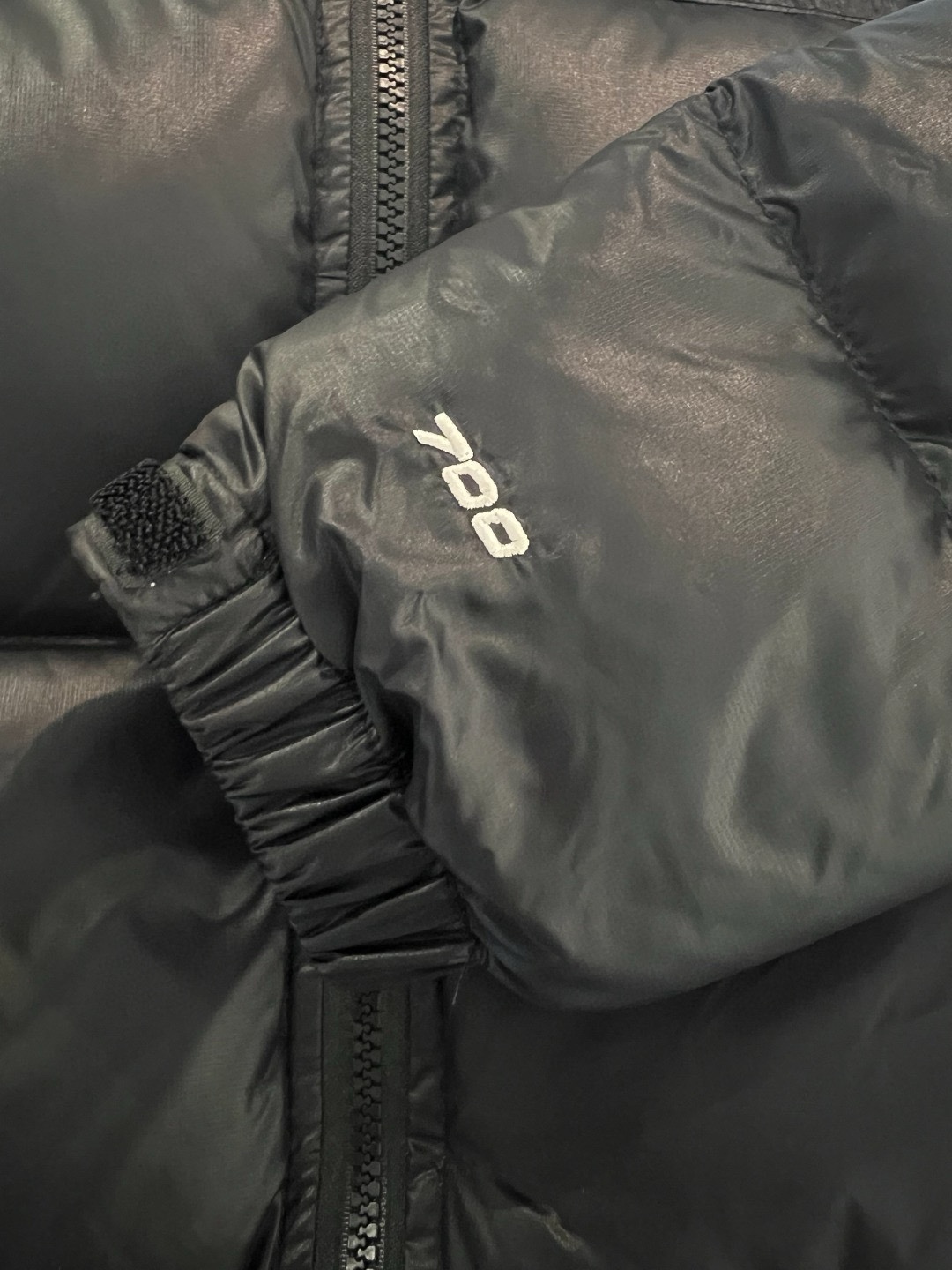 𝗧𝗵𝗲 𝗡𝗼𝗿𝘁𝗵 𝗙𝗮𝗰𝗲|北面1996 詹娜肯豆同款女士短款羽绒服(女款)
设计理念:
The North Face"的字面含义为山的最寒冷、最艰难一面。它也是The North Face"的产品能够发挥功能的地方。 The North Face。一直致力支持去发现亲近自然。赞助探险家们去征服那些遥远的,人类尚不可触及的角落。 The North Face"的标识,取自于美国Yosemite优胜美地国家公园内的半圆页山Half Dome,这也是等岩爱好者们擎爬花岗石的终极目标。
面料+特点:
✅三格采用RDS认证高品质700高蓬松鸭绒填充,保暖性能更出色,轻便不厚重,压缩后的蓬松度恢复特别好
✅ 全新进口百灵达绣花机定制万针电绣,采用进口7号针,进口绣线,保证每宇饱满、立体、清晰,可称最贵绣标!
✅拉链采用吉田YKK原厂定制,刻字清晰,质感完美顺滑,9000品质顶级ZP拉链
✅340T高端羽绒服防跑绒材料
✅高腰超短款设计,上身很精致,拒绝臃肿的冬天
✅整体成衣轻便保暖,凸显大长腿
工艺:
这款其实是Nuse 2 Vintage肯豆同款,实在是太火了,各明星网红穿搭爆款配合高腰裤显腿长 最适合女生穿搭的北面羽绒服,三格采用RDS认证高品质700高蓬松鸭绒填充,保暖性能更出色,轻便不厚重,压缩后的蓬松度恢复特别好,全新进口百灵达绣花机定制万针电绣,采用进口7号针,进口绣线,保证每宇饱满、立体、清晰。短款才是今年的yyds 上身超级酷。