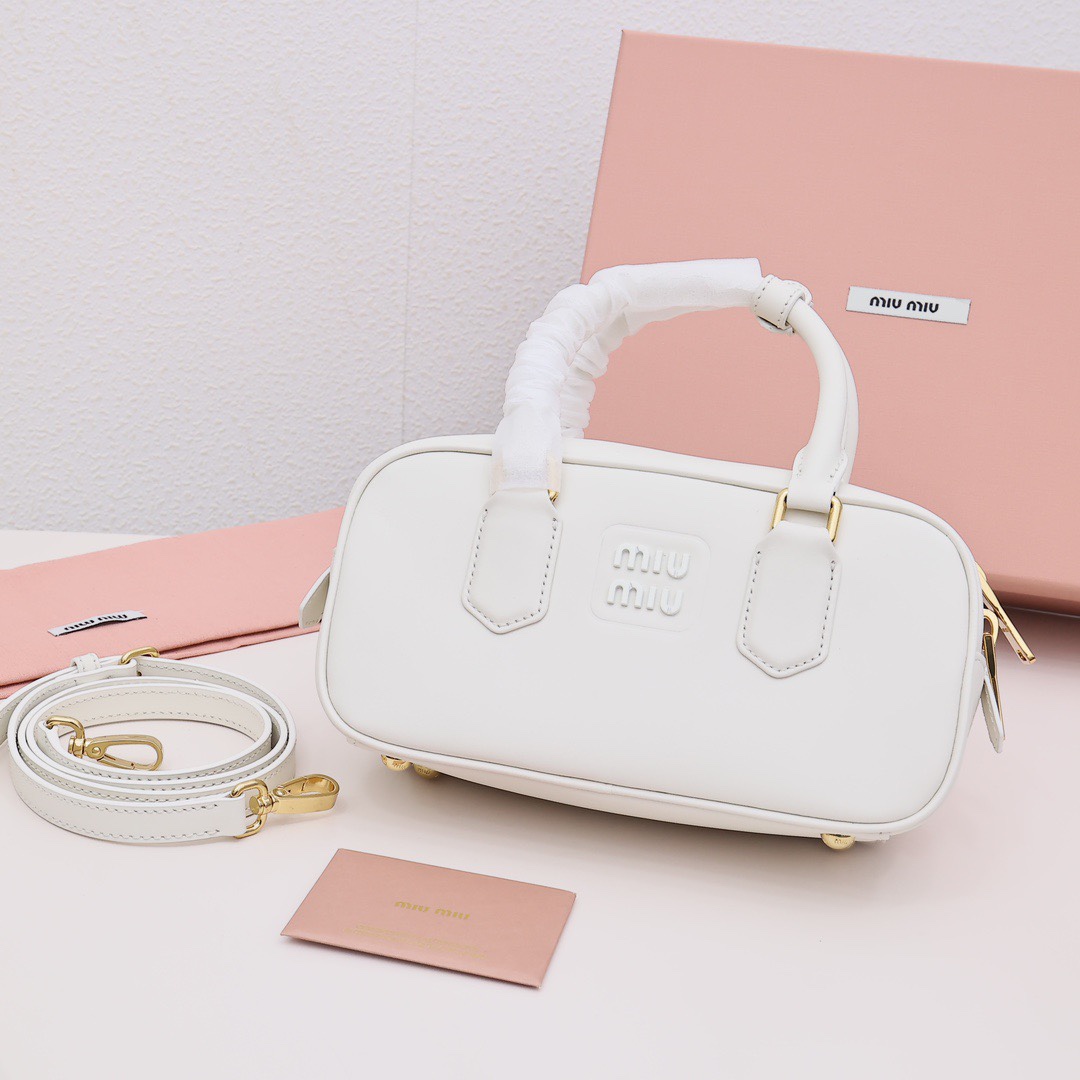 Miumiu bowling bag, versatile and casual, featuring embossed logo and a spacious design. Made of high-quality calf leather, suitable for any style. Perfect for daily commute with ample capacity. Simple yet stylish. Material: imported calf leather. Size: small 22cm. Comes with original packaging. Color: white. image 1