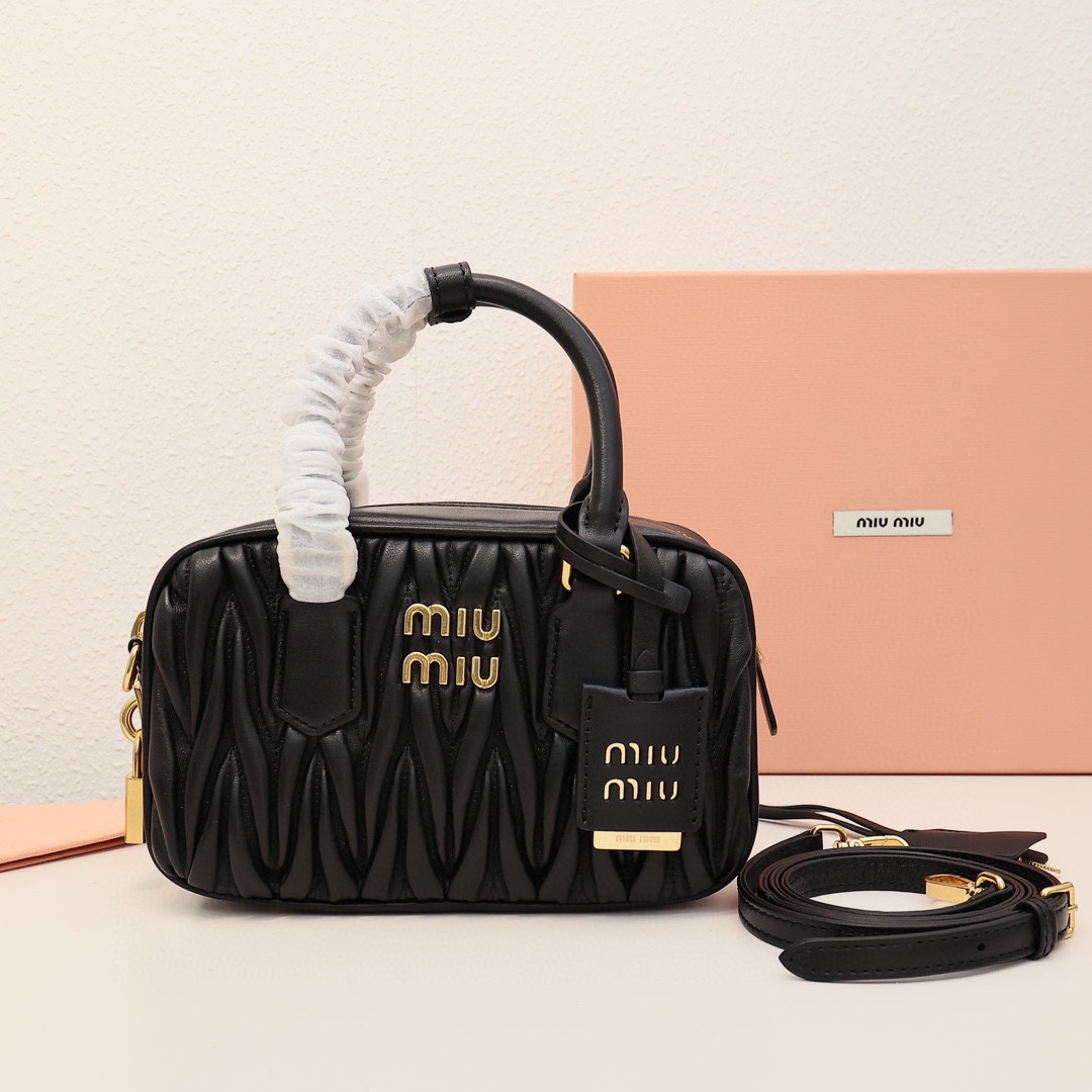 Miumiu pleated bowling bag, versatile and casual, featuring embossed logo, spacious design, suitable for various styles. Made of lambskin, perfect for daily commute, simple yet stylish. Material: imported lambskin. Size: small 19cm. Color: black. Comes with original packaging. image 1