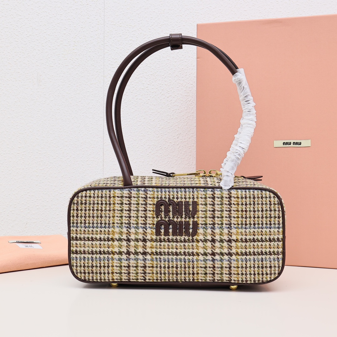 👜MinMin2024 New Arrival/Plaid Bowling Bag The plaid bowling bag features a blend of wool fabric and cowhide, with vintage hardware, soft and durable texture that impresses both in appearance and practicality. The three-generation long handle design makes it convenient for shoulder or crossbody wear, with ample capacity to easily fit daily essentials!!! Leather: Wool/Cowhide Size: 27cm x 12cm x 8cm Color: Cocoa Brown image 1
