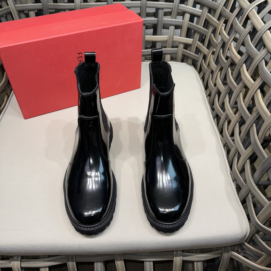 NO:352957,,Ferragamo Men's mid-top loafer Martin shoes｜Reinterpret the brand's hiking tradition｜Inject urban aesthetics into classic hiking boots｜Made of soft cowhide｜Imported cowhide｜Inner insoles are all water-dyed cowhide｜Strong and durable｜Lightweight foamed sole Size: 39-44 (customized for 38.45), ,ferragamo, ferragamo, loafers, boots, cowhide19860909,Ferragamo菲拉格慕男士中帮乐福马丁鞋｜重新演绎品牌的登山传统｜为经典徒步靴注入城市美学风格｜采用柔软牛皮制成｜鞋面进口牛皮｜内里鞋垫均为水染牛皮｜结实耐穿｜轻便发泡大底 Size:39-44（38.45定做）,,ferragamo,ferragamo,loafers,boots,cowhide,Men's shoes