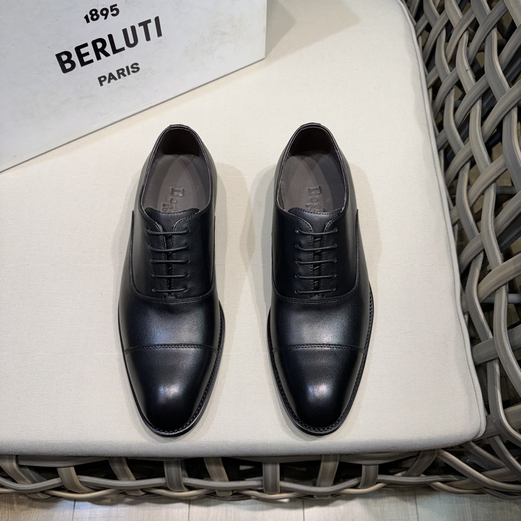 NO:273083,Berlut* New men's hand-made color-scrubbing formal leather shoes | Selection of high-quality imported calf leather upper | Hand-made color-scrubbing process treatment effect | The upper is decorated with asymmetrical scritto pattern tattoos highlight the details and spiritual inheritance of Berlut* | Semi-godine cold-touch craftsmanship is simple and elegant | The texture of the leather is vividly exquisite | Hand-made color-changing calfskin characteristics | The inner water-dyed calf leather Italian leather outsole heel is added with rubber bottom to prevent slippage | Paired with original private mold badge shoehorn | Original customized packaging and sale Size39-44 (customized by 38.45.46), cowhide,Leather soles19860909Berlut* 布鲁提新款男士手工擦色正装皮鞋｜甄选优质进口小牛皮鞋面｜手工擦色工艺处理效果｜鞋面饰以不对称 scritto 图纹刺青彰显着Berlut* 的细节与精神传承｜半固特异冷粘工艺古朴大气｜将皮料质感展现得淋漓精致｜手工改色擦色特色｜内里水染小牛皮 意大利真皮大底后跟加入橡胶底片防滑效果极好｜搭配原版私模徽章鞋拔｜原版定制包装发售 Size39-44（38.45.46定做）,,cowhide,Leather soles,Men's shoes