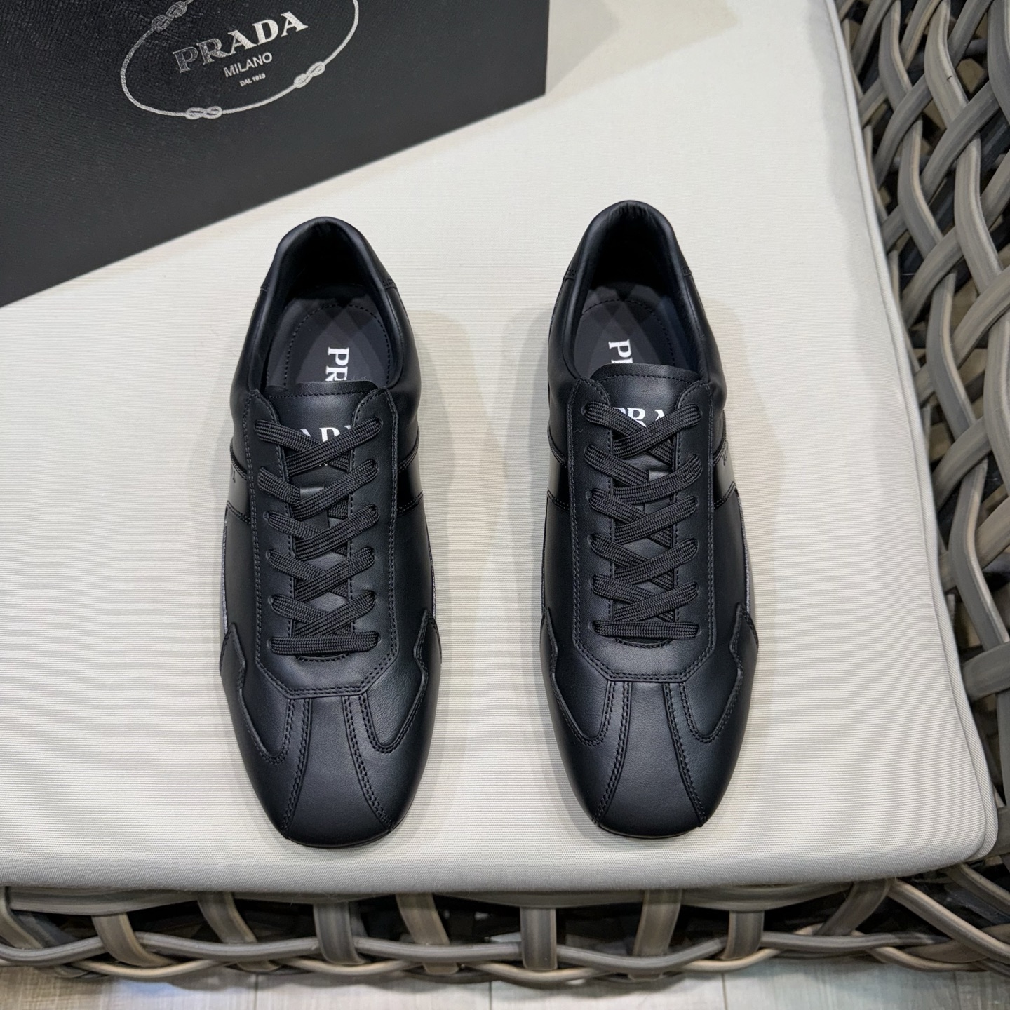 NO:275972,Prada classic men's lace-up casual shoes | Imported cowhide upper | Upper stitching layered design lightweight and breathable | Soft and comfortable | Sides decorated with PRADA letters | Very unique sports style, showing the brand style | Lightweight concave and convex patterned rubber sole | Paired with cowhide feet inside | Excellent foot feeling fashionable and atmospheric | With full set of original packaging Size39-44 (customized for 38.45),,prada,cowhide19860909Prada经典男士系带休闲鞋｜进口牛皮鞋面｜鞋面缝线层次设计感 轻盈透气｜柔软舒适｜侧面饰以PRADA字母｜颇具与众不同的运动风范 尽显品牌格调｜轻质凹凸花纹橡胶鞋底｜搭配牛皮垫脚内里｜脚感极佳 时尚大气｜配全套原包装 Size39-44（38.45定做）,,prada,cowhide,Men's shoes