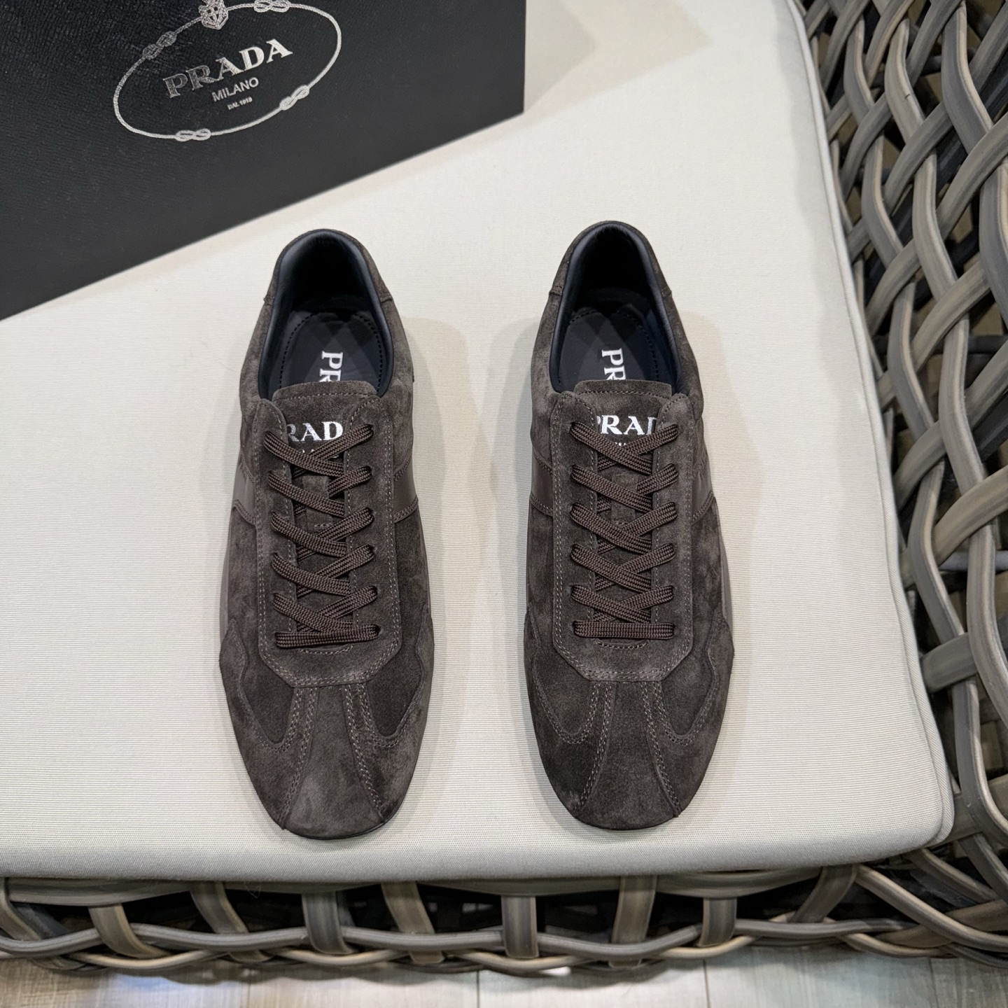 NO:275863,Prada/Prada classic men's lace-up casual shoes｜Imported cowhide upper｜Up seam layer design sense Lightweight breathable｜Soft and comfortable｜Side with PRADA letters｜Excellent sports style Show brand style｜Lightweight concave and convex pattern rubber sole｜Paired with cowhide feet｜Excellent foot feel｜Excellent feel of foot｜With full set of original packaging Size39-44 (customized for 38.45),,prada,prada,cowhide19860909Prada/普拉达经典男士系带休闲鞋｜进口牛皮鞋面｜鞋面缝线层次设计感 轻盈透气｜柔软舒适｜侧面饰以PRADA字母｜颇具与众不同的运动风范 尽显品牌格调｜轻质凹凸花纹橡胶鞋底｜搭配牛皮垫脚内里｜脚感极佳 时尚大气｜配全套原包装 Size39-44（38.45定做）,,prada,prada,cowhide,Men's shoes