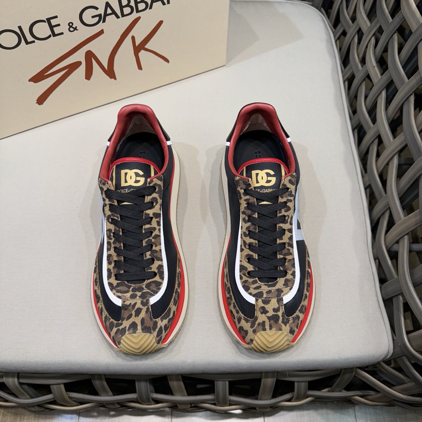 NO:348354,Dolce&Gabbana DG Cushion spliced ​​high-end men's sports and casual shoes | New Cushion sports shoes with two-tone suede upper | with side mesh contrast printing DG cross logo finishes | Lightweight and gripy rubber outsole with innovative design Provides excellent performance | Jacquard labels add timeless pattern | Original imported cowhide | Multiple materials splicing design | Imported cowhide inner cowhide foot pads | Original TPR elastic sole Size39-44 (38.45.46 custom made) RMB,, Dolce&Gabbana, sneakers, cowhide19860909Dolce&Gabbana DG Cushion 拼接材质高端男士运动休闲鞋｜全新 Cushion 运动鞋采用双色绒面革鞋面｜加以侧面网布对比感印花 DG 交叉徽标点睛｜轻便、抓地力强的橡胶外底采用创新设计 提供卓越性能｜提花标签则增添隽永型格｜原版进口牛皮｜多种材质拼接设计｜进口牛皮内里 牛皮垫脚｜原版TPR弹力大底 Size39-44（38.45.46定做）元,,Dolce&Gabbana,sneakers,cowhide,Men's shoes