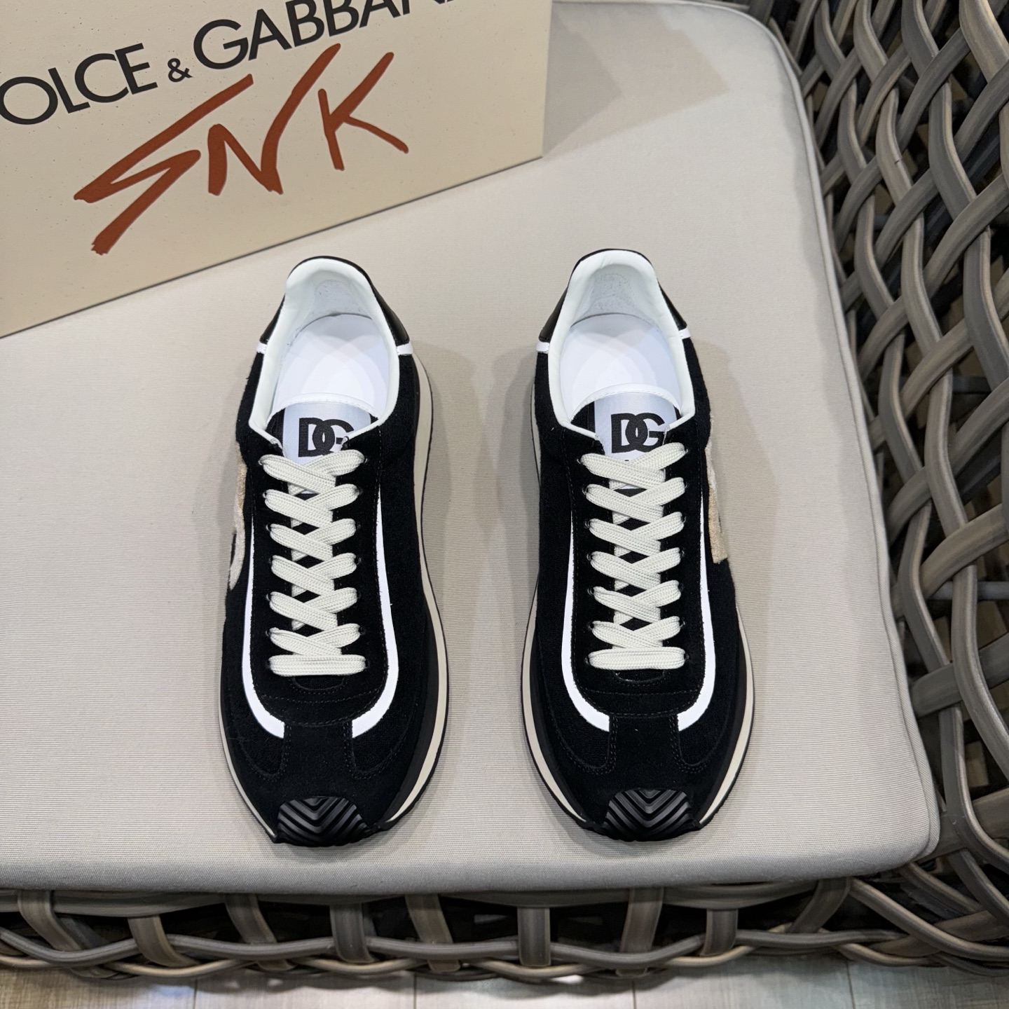 NO:348338,Dolce&Gabbana DG Cushion Calfskin and velvet spliced ​​sneakers｜Embroidered DG logo｜Lightweight, gripy rubber outsole with innovative design provides excellent performance｜Jagua label adds timeless pattern｜Original imported cowhide｜Multiple material splicing design｜Imported cowhide inner cowhide foot pad｜Original TPR elastic sole Size39-44 (38.45.46 custom made) RMB, Dolce&Gabbana, sneakers, cowhide19860909Dolce&Gabbana DG Cushion 小牛皮与天鹅绒拼接运动鞋｜点缀 DG 徽标｜轻便、抓地力强的橡胶外底采用创新设计 提供卓越性能｜提花标签则增添隽永型格｜原版进口牛皮｜多种材质拼接设计｜进口牛皮内里 牛皮垫脚｜原版TPR弹力大底 Size39-44（38.45.46定做）元,,Dolce&Gabbana,sneakers,cowhide,Men's shoes