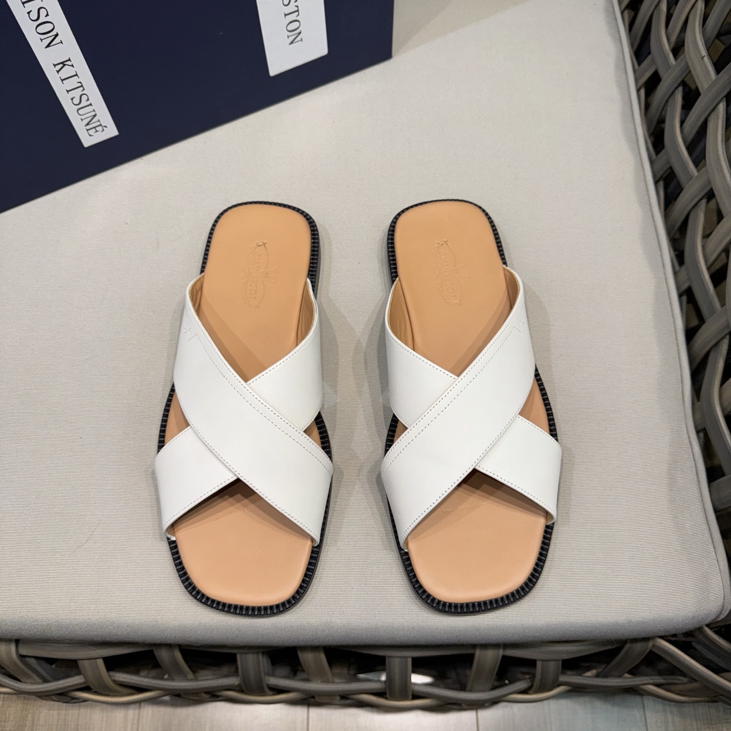 NO:272072,J.M.WESTON Weston new men's sandals | Original single quality | Imported top layer cowhide leather | genuine leather outsole | outsole extension strip heel leather midsole laser position | genuine leather midsole bag leather footbed fit | original box packaging Size39-44 (38.45.46 customized),,slippers,cowhide,Leather soles19860909J.M.WESTON威士顿新款男款凉拖鞋｜原单精品｜进口头层牛皮打造｜真皮大底｜大底延条跟真皮中底激光准确格位｜真皮中底包真皮垫脚后相吻合｜原盒包装 Size39-44（38.45.46定做）,,slippers,cowhide,Leather soles,Men's shoes