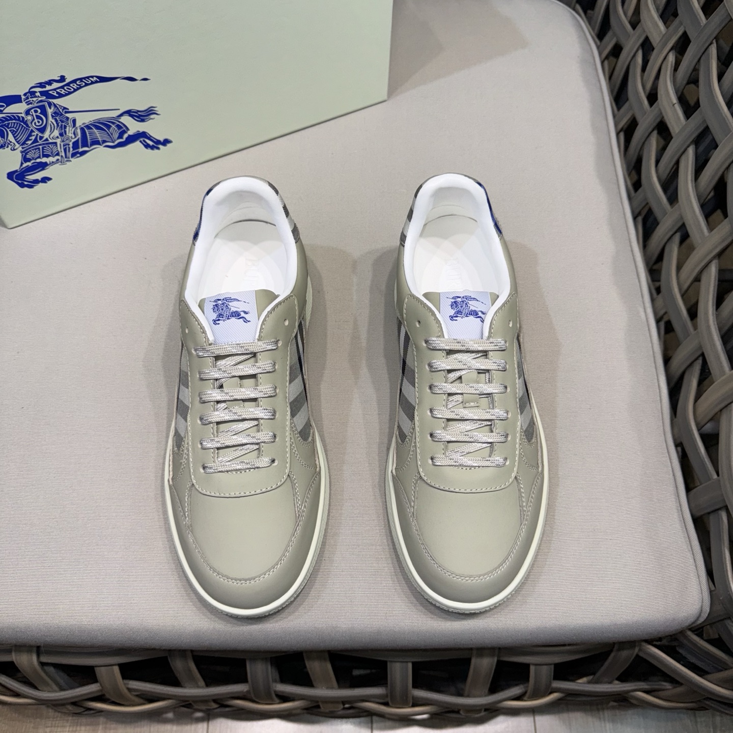 NO:273509,Burberry Burberry official website synchronizes classic low-top sneakers for men｜Made of original top cowhide｜Decoration and renewed brand logo｜Top cowhide inner lining｜Heel with Burberry letter embossed logo｜TPU original outsole Size38-44 (customized for 45.46),,burberry,burberry,sneakers,cowhide19860909Burberry巴宝莉官网同步男士经典低帮运动鞋｜采用原版头层牛皮制作｜装饰焕新的品牌徽标｜头层牛皮内里｜鞋跟饰有 Burberry 字母压花徽标｜TPU原版大底 Size38-44（45.46定做）,,burberry,burberry,sneakers,cowhide,Men's shoes