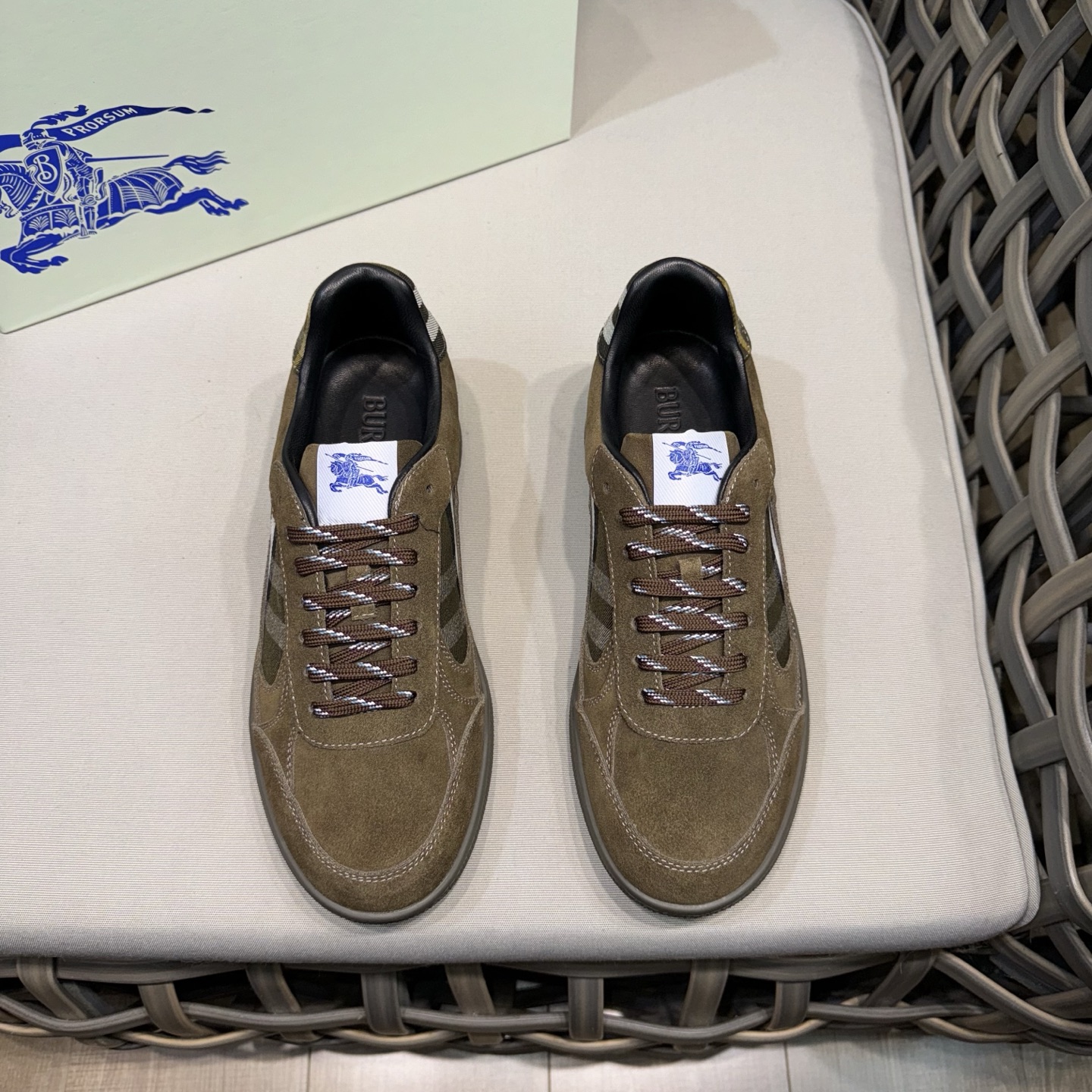 NO:272074,Burberry Burberry official website synchronizes classic low-top sneakers for men｜Made of original top cowhide｜Decoration and renewed brand logo｜Top cowhide inner lining｜Heel with Burberry letter embossed logo｜TPU original outsole Size38-44 (customized for 45.46),,burberry,burberry,sneakers,cowhide19860909Burberry巴宝莉官网同步男士经典低帮运动鞋｜采用原版头层牛皮制作｜装饰焕新的品牌徽标｜头层牛皮内里｜鞋跟饰有 Burberry 字母压花徽标｜TPU原版大底 Size38-44（45.46定做）,,burberry,burberry,sneakers,cowhide,Men's shoes