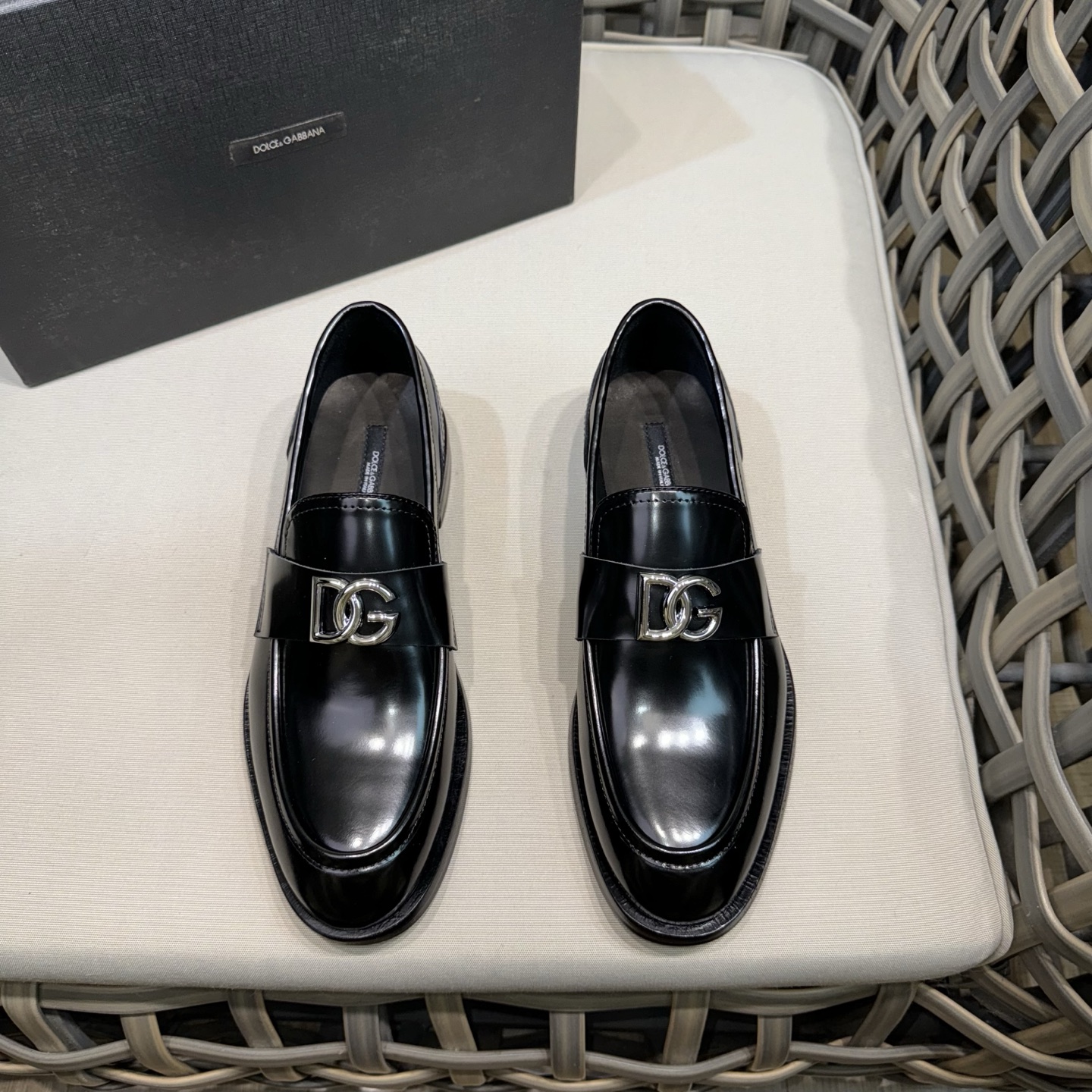 NO:275551,D&G cowhide mocasin men's loafers | embellished with DG hardware nameplate | Made of imported calf leather | Retro and shiny texture complement each other | Release charming tones to outline confident posture | Imported calf leather   cowhide   Italian leather outsole Size: 39-44 (customized for 38.45), Dolce&Gabbana,loafers,cowhide,Leather soles19860909D&G牛皮莫卡辛鞋男款乐福鞋｜点缀DG五金铭牌｜采用进口小牛皮制成｜复古与亮泽质感相得益彰｜释放迷人色调勾勒自信姿态｜进口小牛皮 牛皮内里 意大利真皮大底 Size:39-44（38.45定做）,,Dolce&Gabbana,loafers,cowhide,Leather soles,Men's shoes