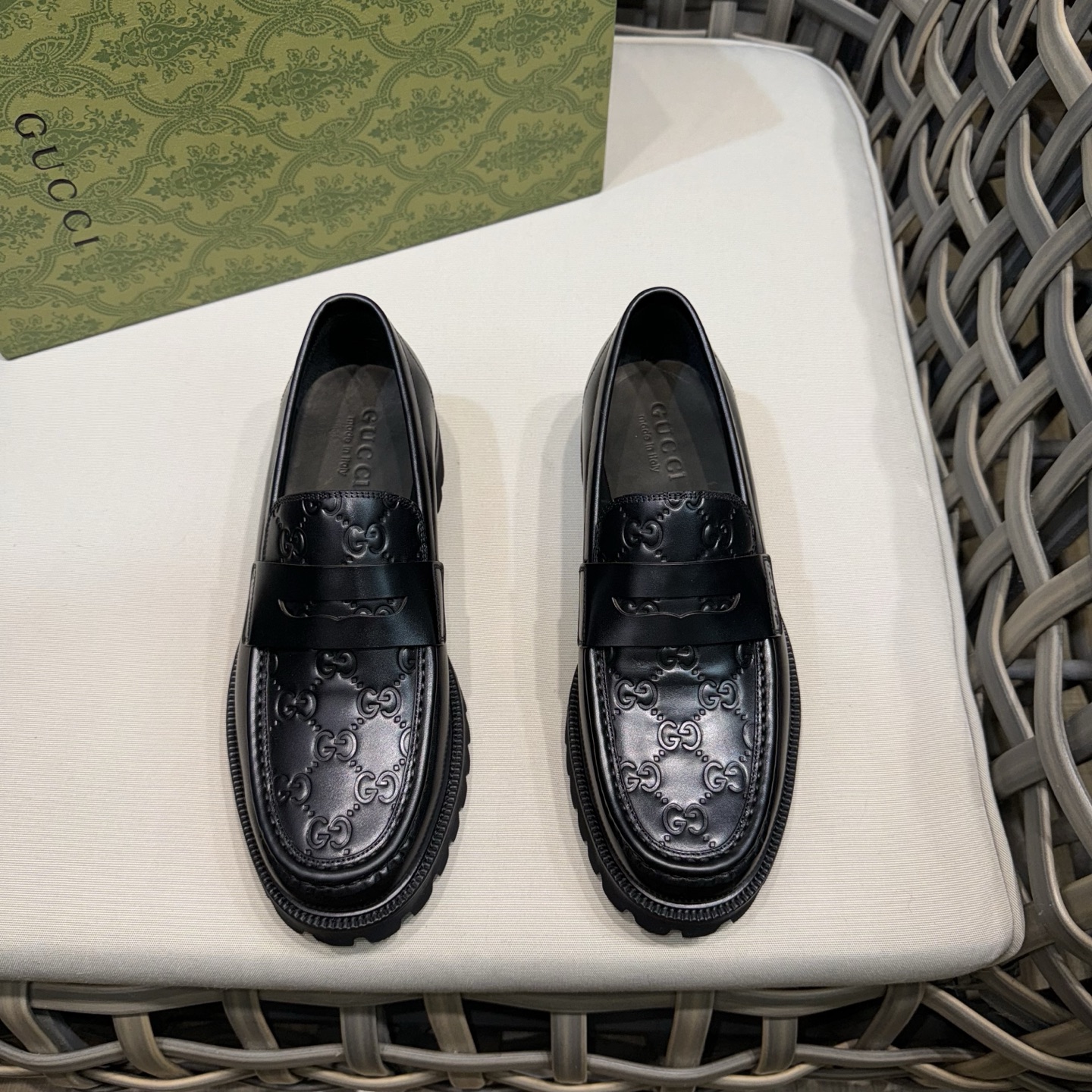 NO:830952,GUCCI's new web loafers | Synchronous official website | These cow leather loafers are embellished with the iconic red and green webbing | The heel is decorated with red and green cow leather webbing details | The upper is decorated with black GG cow leather details | Give the entire design a unique charm | Excellent interpretation of the brand's design concept of inheriting classics, focusing on the present and looking forward to the future | Exclusive open-molded rubber groove sole | Super light on the foot  Size39-44 (customized at 38.45.46),,gucci,loafers,cowhide19860909GUCCI新款织带乐福鞋｜同步官网｜这款牛皮革乐福鞋缀饰标志性的红绿织带｜后跟饰红绿牛皮革织带细节｜鞋面饰黑色GG牛皮革细节｜赋予整个设计以别致魅力｜出色诠释品牌传承经典、着眼当下和展望未来的设计理念｜独家开模橡胶沟纹鞋底｜上脚超轻便 Size39-44（38.45.46定做）,,gucci,loafers,cowhide,Men's shoes