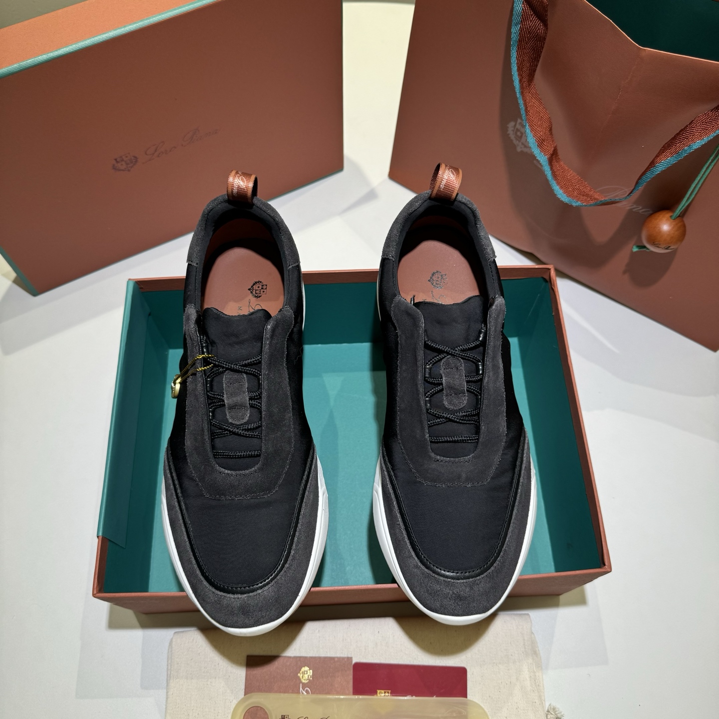 NO:273524,LPLoro Piana (Nuoyou Pianya) official website synchronized men's casual shoes｜Use light Wind elastic fine fiber fabric｜Treated by Storm System｜Waterproof and windproof｜Upper suede insert and lightly padded nylon fabric trim｜Increasing the sporty style, all-round one-to-one recovery counter process｜Full cowhide at the bottom｜Ideal for urban outfit Size39-44 (customized by 38.45.46),,loro piga,loro piga,cowhide19860909LPLoro Piana(诺悠翩雅)官网同步男士休闲鞋｜采用轻盈的 Wind 弹力细纤维面料｜经过 Storm System 处理｜防水防风｜鞋面绒面革嵌片和内侧轻微加垫锦纶面料饰边｜突显运动风范全方位一比一复原专柜工艺流程｜中底部全牛皮拉绑工艺流程｜都市穿搭理想之选 Size39-44（38.45.46定做),,loro piana,loro piana,cowhide,Men's shoes