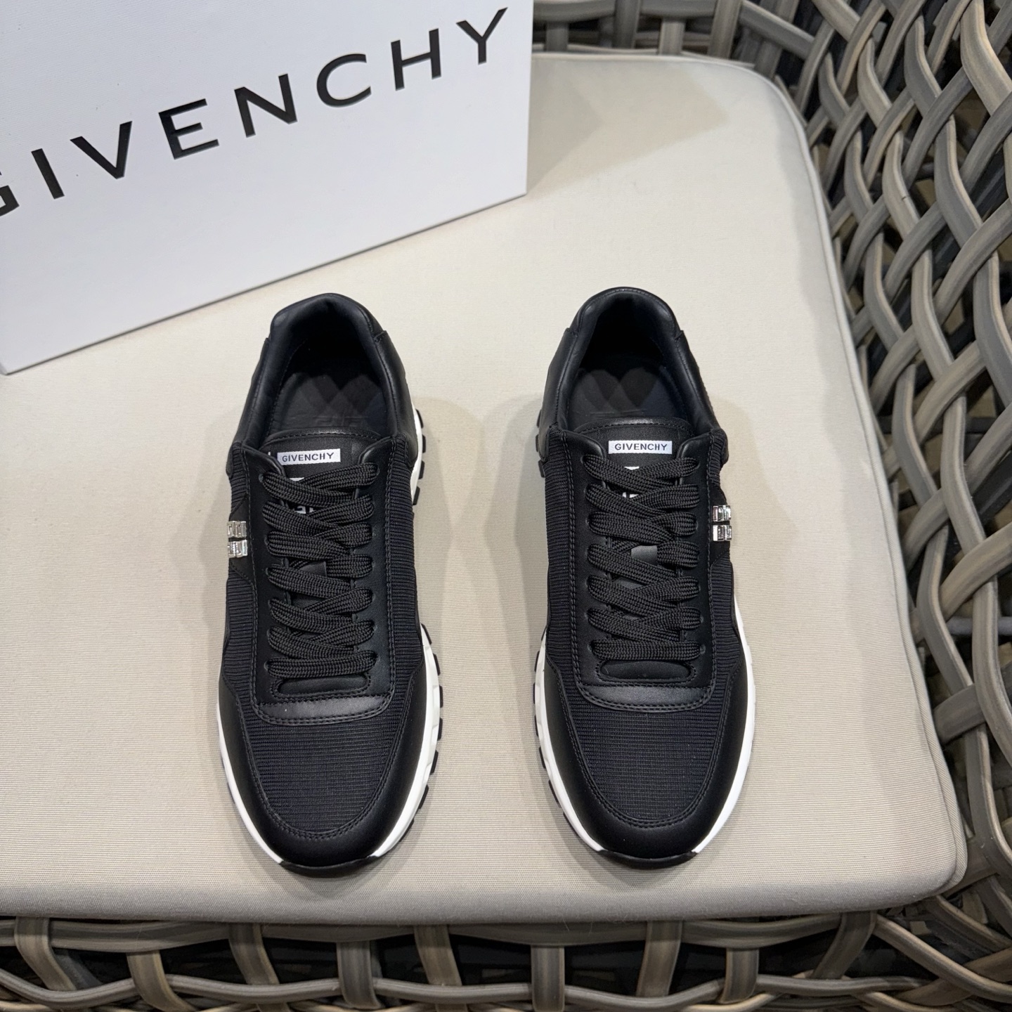 NO:274195,GIVENCH* low top casual shoes｜Mainly made of white smooth matte leather and other materials｜Split GVC logo fabric｜Mixed and matched zigzag hollow design｜Embroidered GVC logo｜White light EVA sole｜Comfortable on foot Size39-44 (customized for 38.45),, givennchy19860909GIVENCH*低帮休闲鞋｜主要采用白色光滑哑光皮革等材质｜拼接GVC标志布料｜混搭之字形镂空设计｜点缀GVC标志｜白色轻盈EVA鞋底｜上脚舒适 Size39-44（38.45定做）,,givenchy,Men's shoes