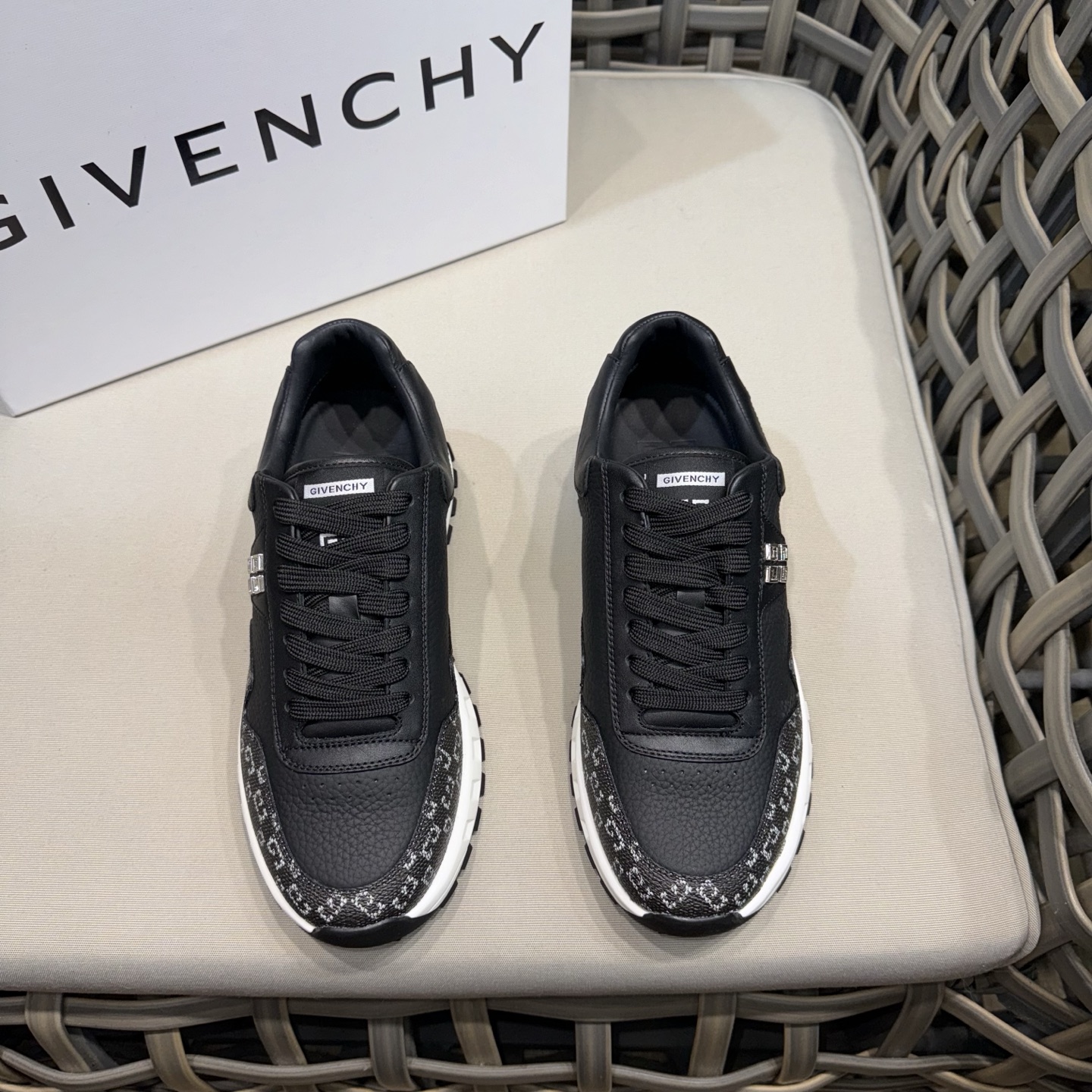 NO:273598,GIVENCH* low top casual shoes｜Mainly made of white smooth matte leather and other materials｜Split GVC logo fabric｜Mixed and matched zigzag hollow design｜Embroidered GVC logo｜White light EVA sole｜Comfortable on foot Size39-44 (customized for 38.45),, givennchy19860909GIVENCH*低帮休闲鞋｜主要采用白色光滑哑光皮革等材质｜拼接GVC标志布料｜混搭之字形镂空设计｜点缀GVC标志｜白色轻盈EVA鞋底｜上脚舒适 Size39-44（38.45定做）,,givenchy,Men's shoes
